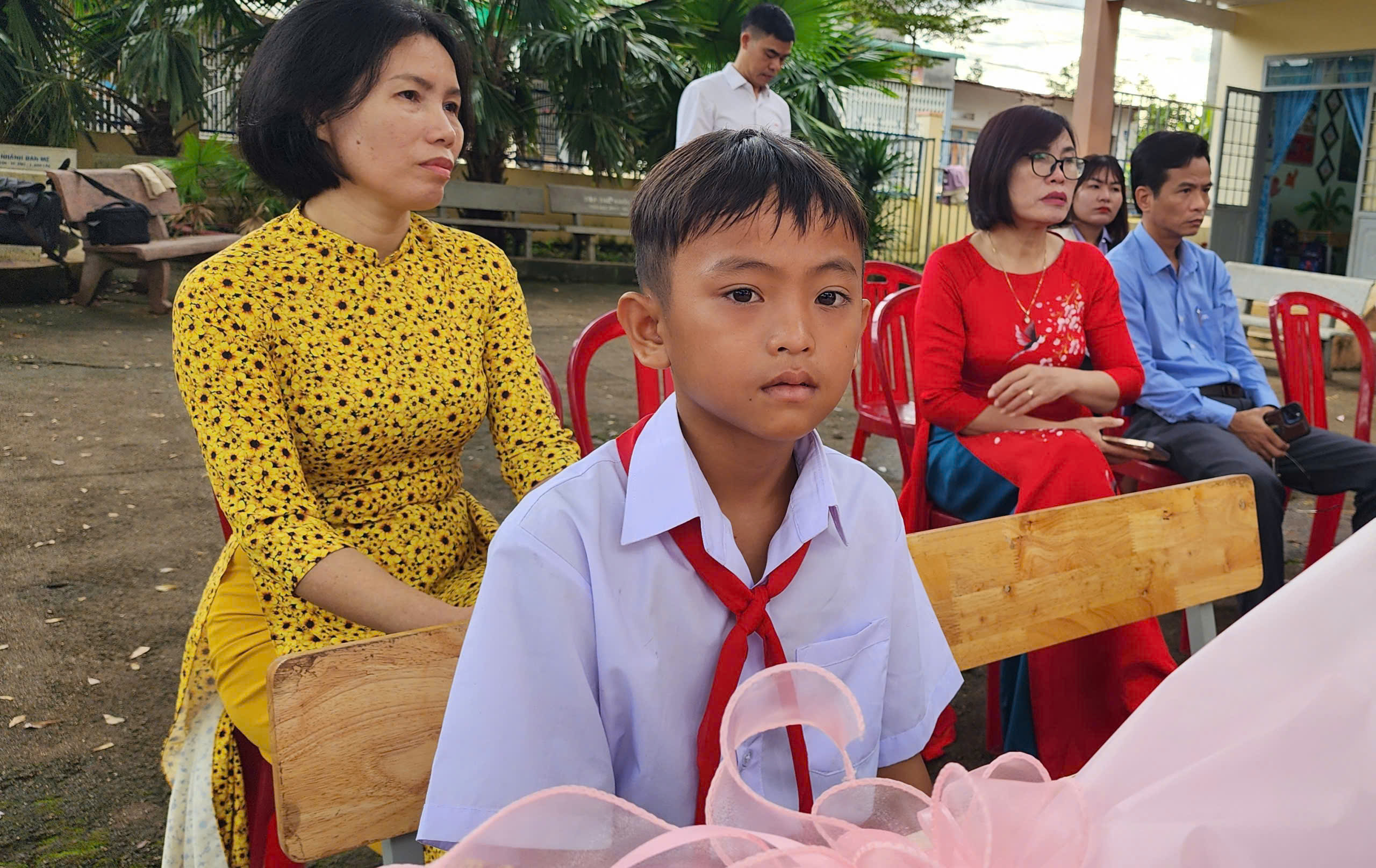 Đắk Lắk khen thưởng học sinh dũng cảm cứu bạn trong vụ thảm án 3 người chết - Ảnh 3.