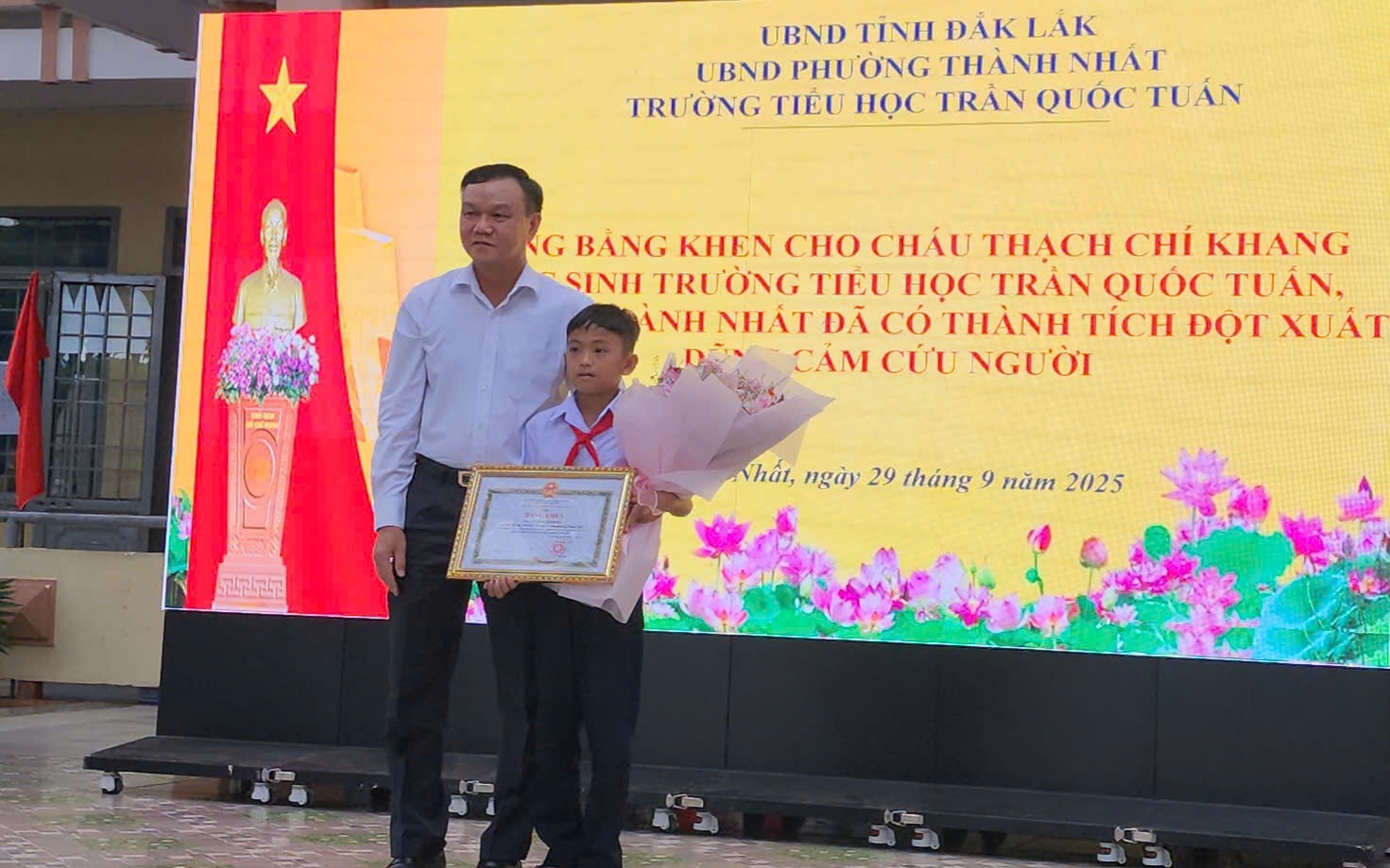 Đắk Lắk khen thưởng, trao sổ tiết kiệm cho học sinh cứu bạn trong vụ thảm án 3 người chết