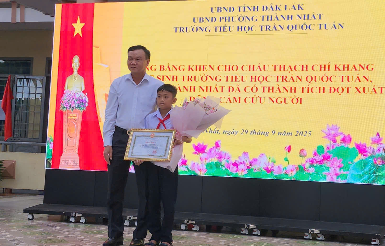 Đắk Lắk khen thưởng học sinh dũng cảm cứu bạn trong vụ thảm án 3 người chết - Ảnh 2.