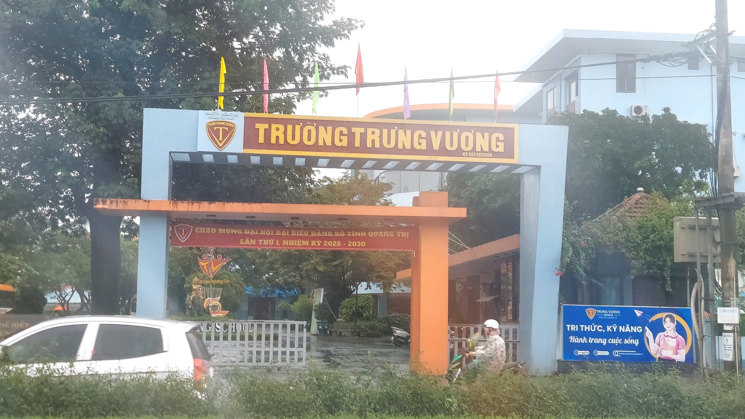 Đ&oacute;n học sinh đến lớp sau b&atilde;o số 10, trường học bất ngờ cho về v&igrave; "rắc rối"- Ảnh 1.