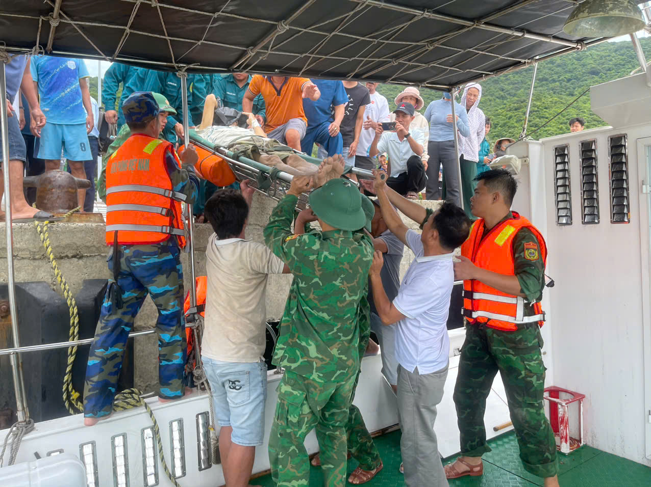 Vượt sóng dữ đưa 2 người gặp nạn ở Đà Nẵng đi cấp cứu- Ảnh 2.