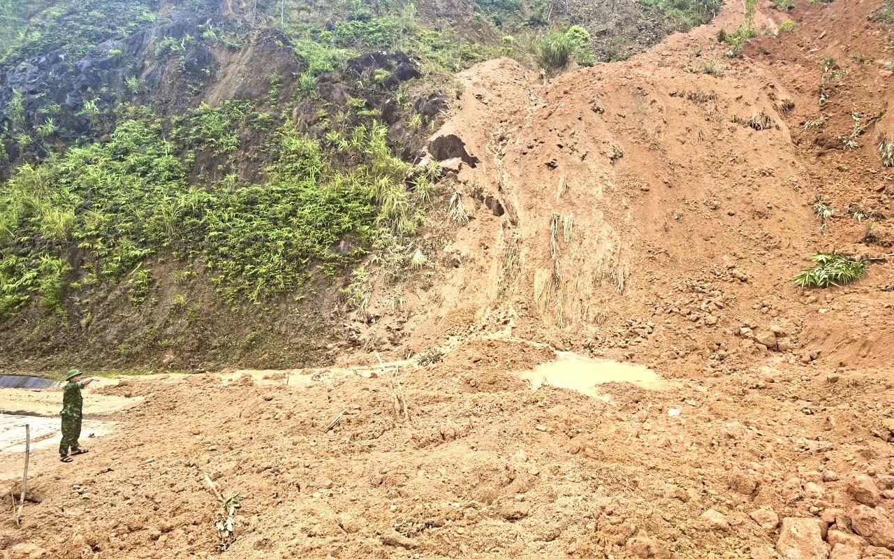 Sạt lở nghiêm trọng trên đường Hồ Chí Minh nhánh Tây đoạn qua Quảng Trị, giao thông bị chia cắt
