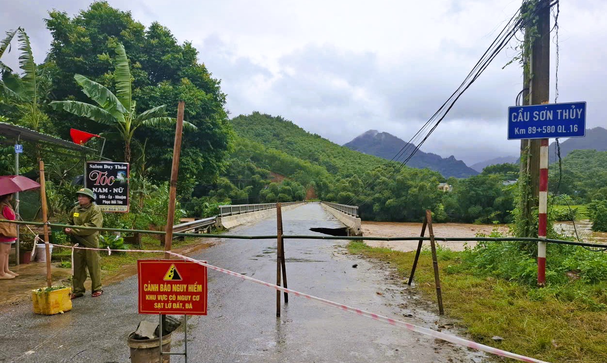 &Ocirc; t&ocirc; bị thổi bay, sập mố cầu ở Thanh H&oacute;a trong b&atilde;o số 10 - Ảnh 2.