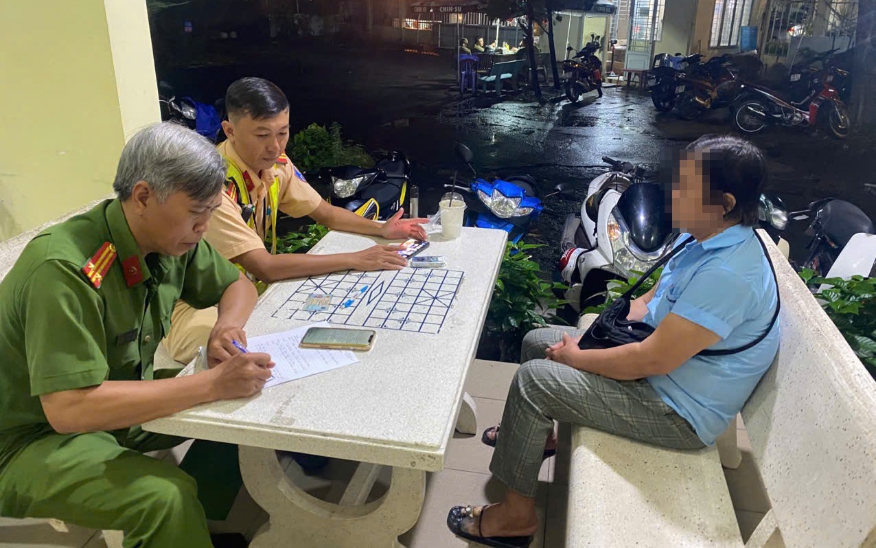 Mời làm việc vụ người phụ nữ rải “bột lạ” ở TP HCM