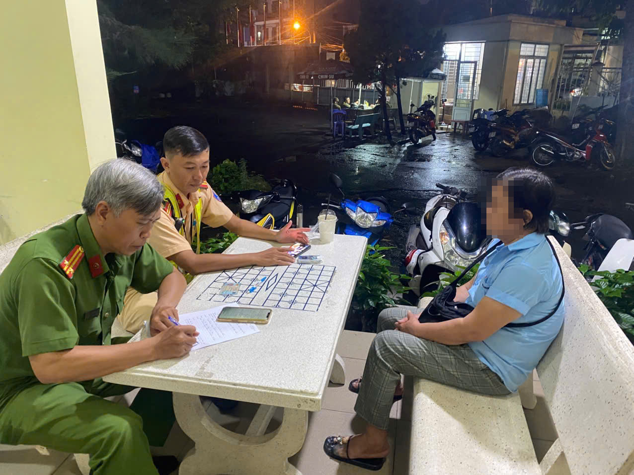 Đ&atilde; mời l&agrave;m việc vụ người phụ nữ rải "bột lạ" xuống đường ở TP HCM- Ảnh 1.