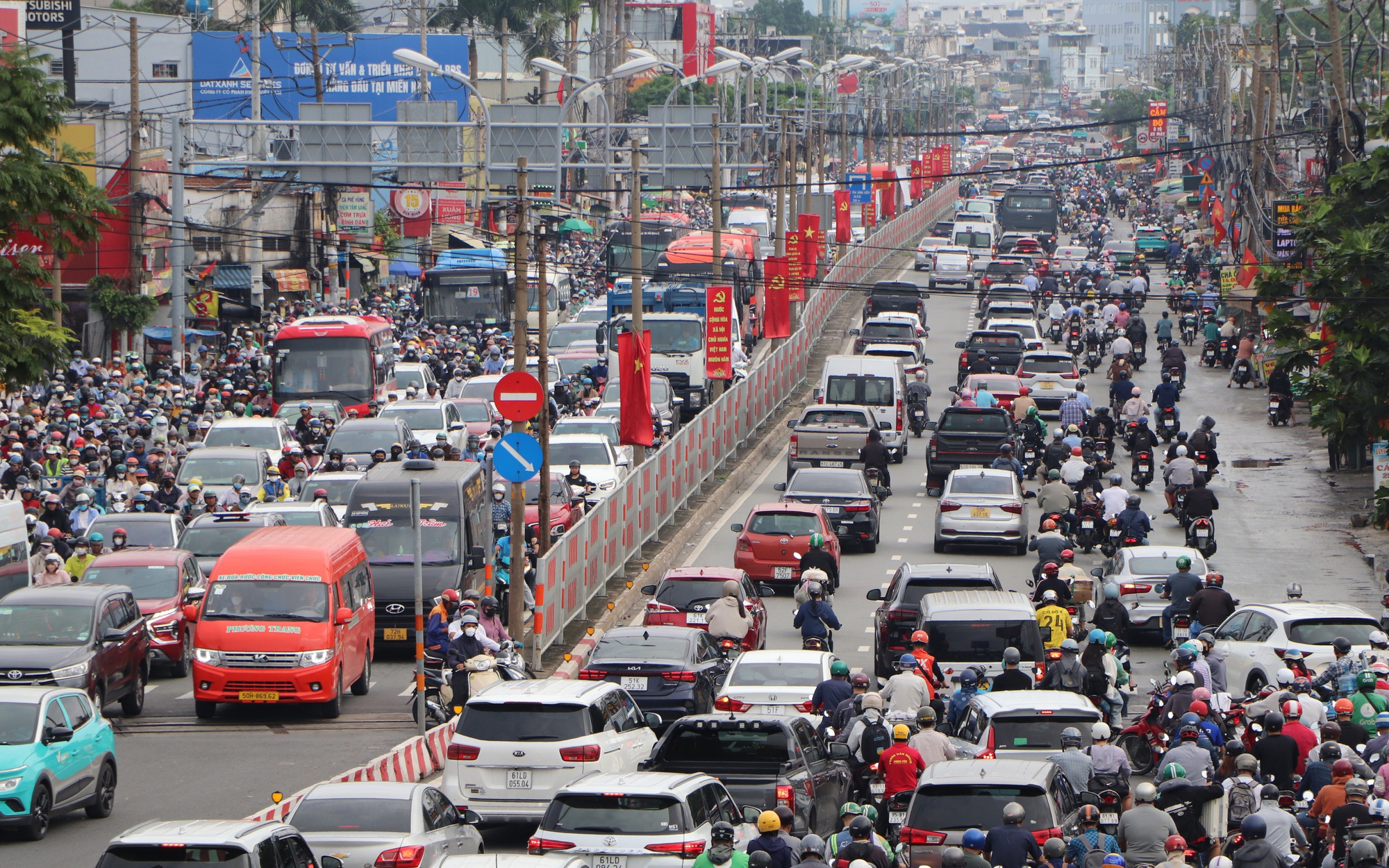 Hàng ngàn xe kẹt cứng trên cầu Bình Lợi sáng nay