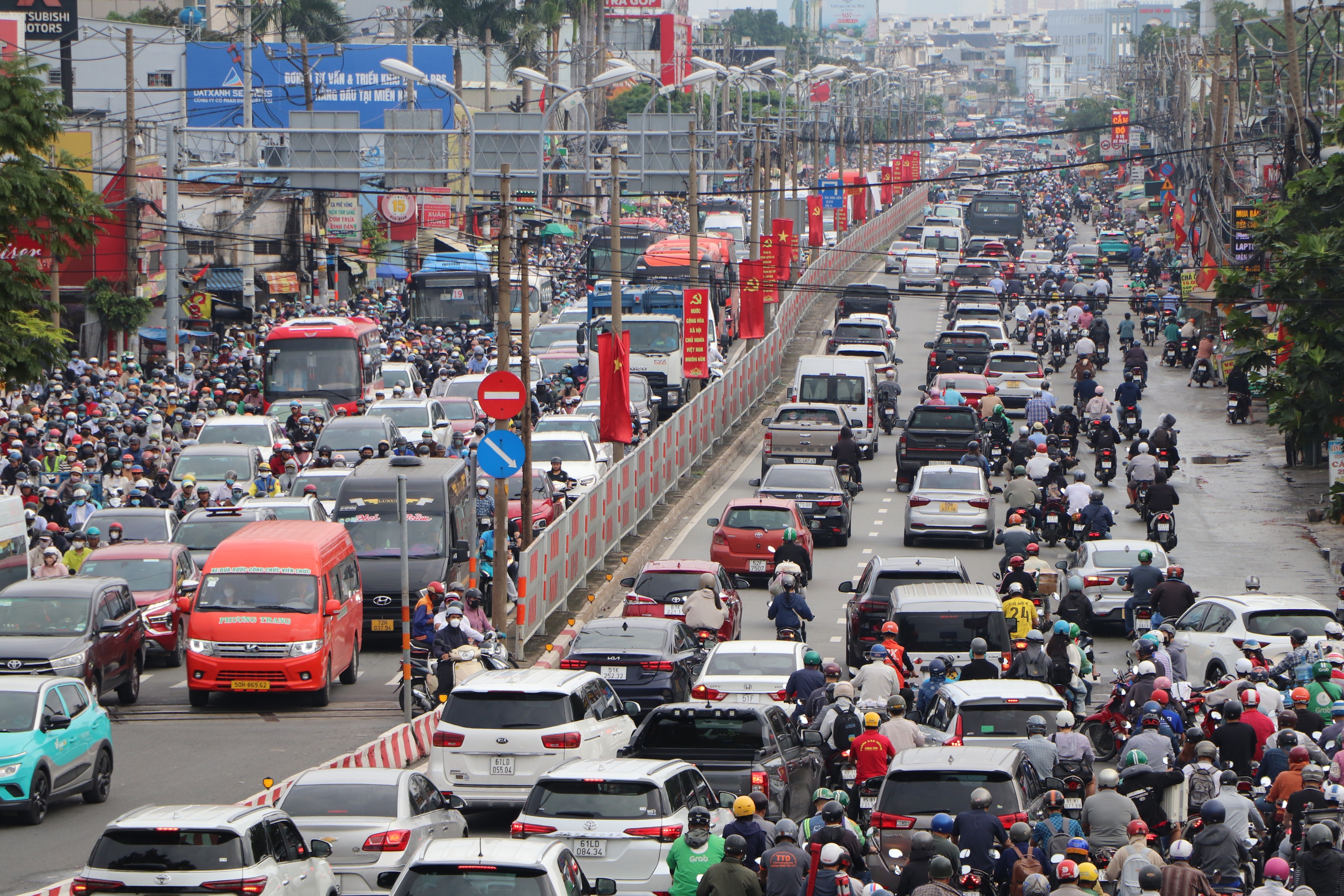 Ùn tắc giao thông TP HCM nghiêm trọng tại cầu Bình Lợi ngày đầu trở lại làm việc - Ảnh 1.