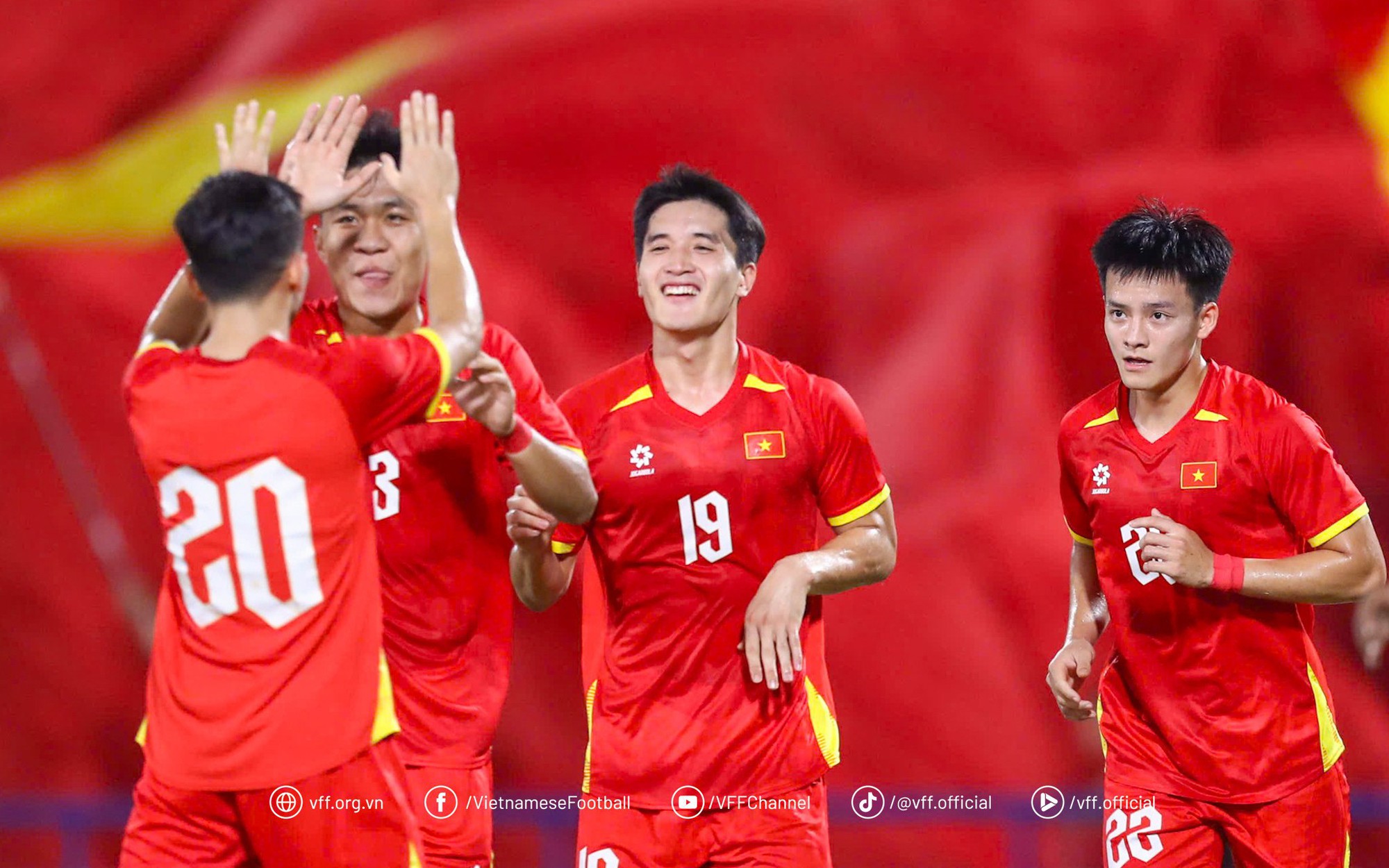 Bỏ lỡ nhiều cơ hội, U23 Việt Nam vẫn thắng dễ trận ra quân