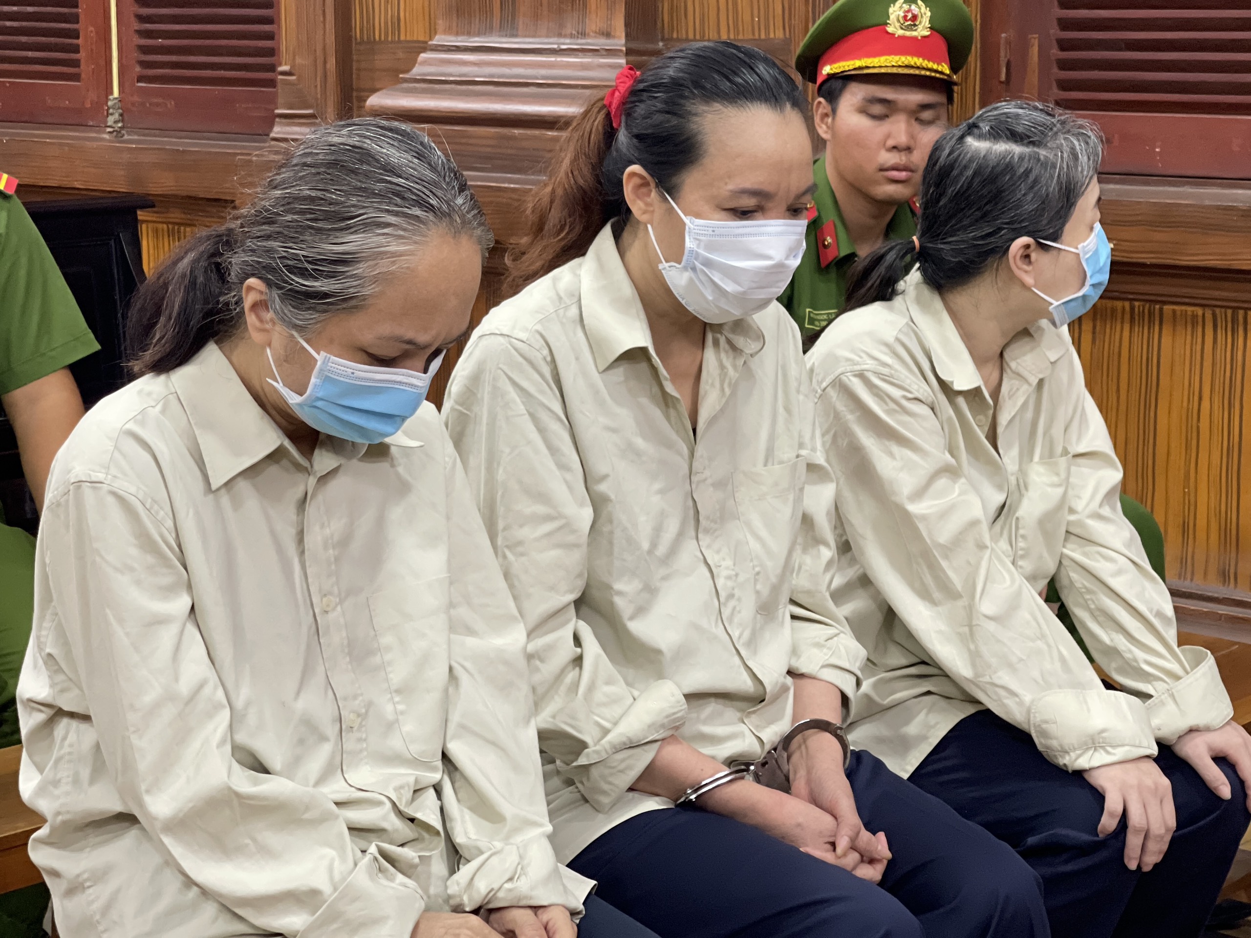 Những b&iacute; mật đau l&ograve;ng ở M&aacute;i ấm Hoa Hồng tiếp tục được lật mở - Ảnh 1.
