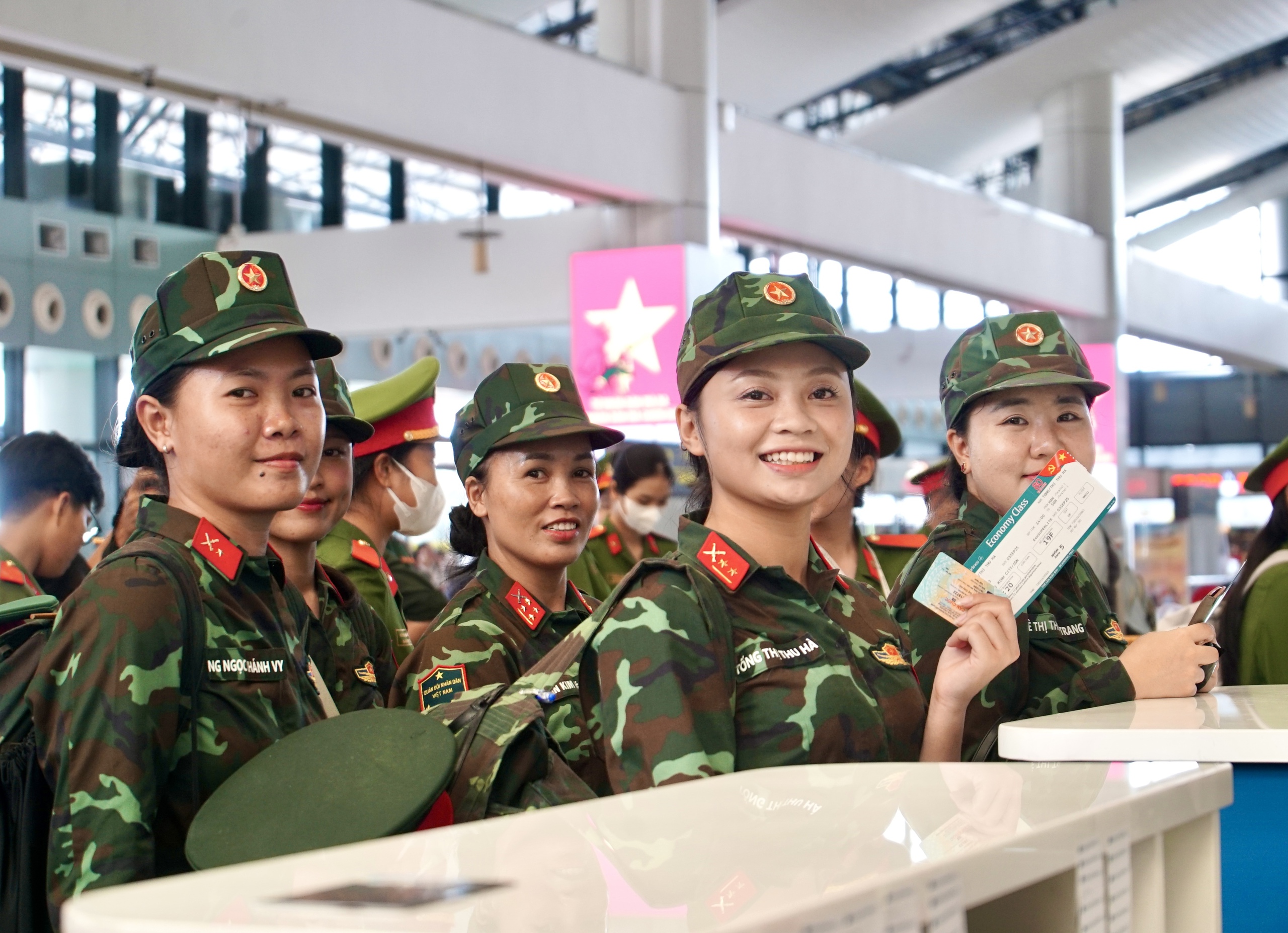Chuyến bay đặc biệt đưa c&aacute;c nữ chiến sĩ trở về TP HCM sau khi ho&agrave;n th&agrave;nh nhiệm vụ A80- Ảnh 1.