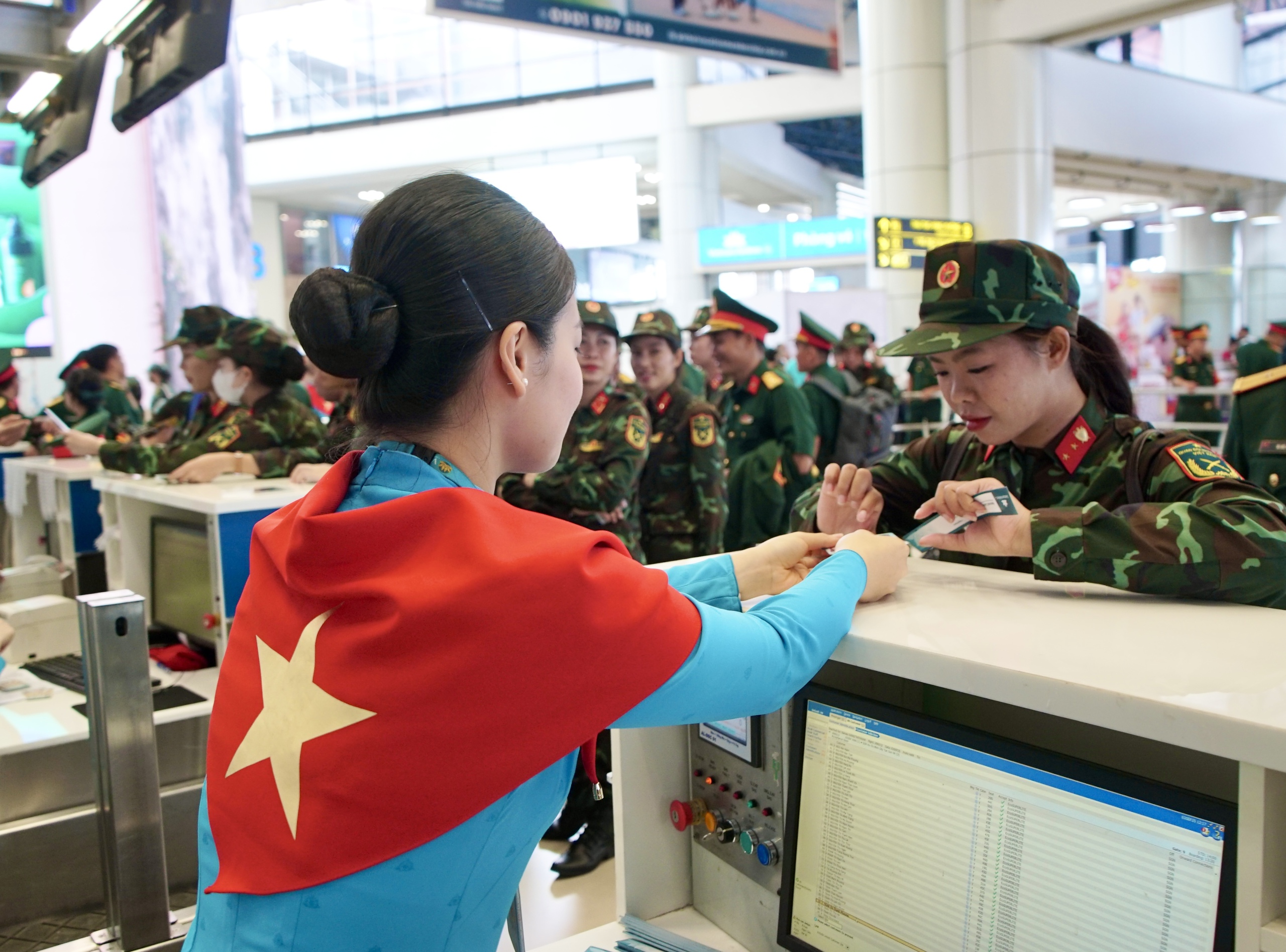 Chuyến bay đặc biệt đưa c&aacute;c nữ chiến sĩ trở về TP HCM sau khi ho&agrave;n th&agrave;nh nhiệm vụ A80- Ảnh 2.