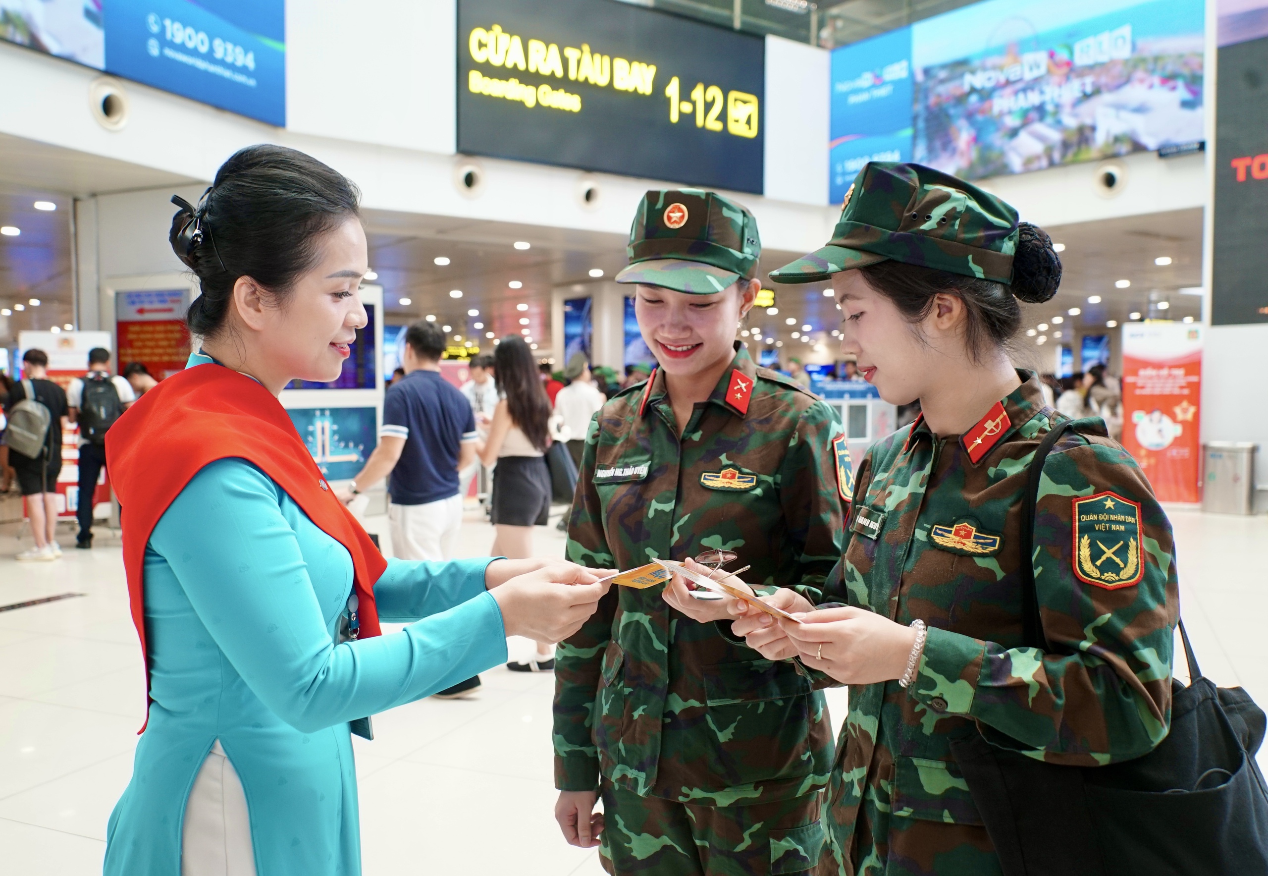 Chuyến bay đặc biệt đưa c&aacute;c nữ chiến sĩ trở về TP HCM sau khi ho&agrave;n th&agrave;nh nhiệm vụ A80- Ảnh 3.