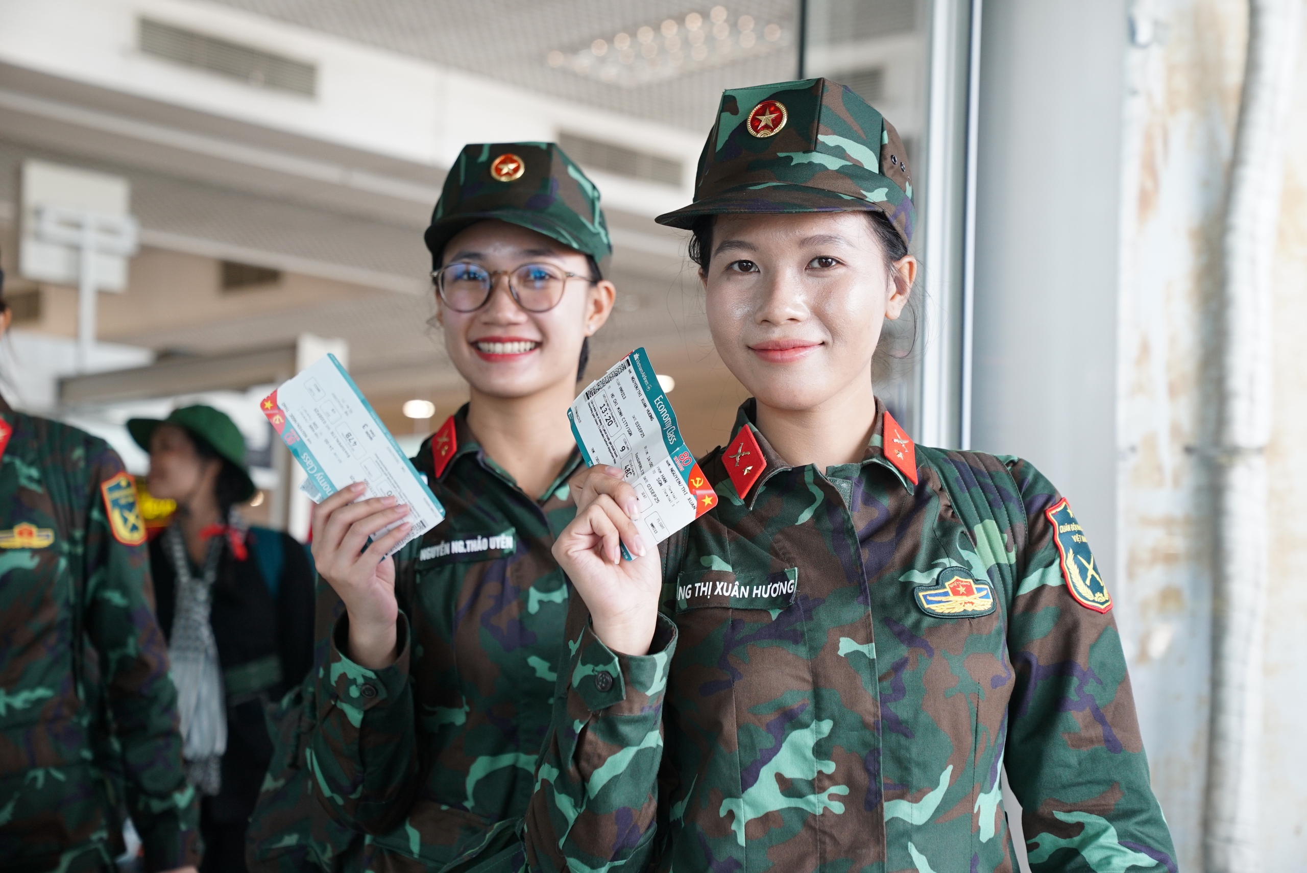 Chuyến bay đặc biệt đưa c&aacute;c nữ chiến sĩ trở về TP HCM sau khi ho&agrave;n th&agrave;nh nhiệm vụ A80- Ảnh 4.