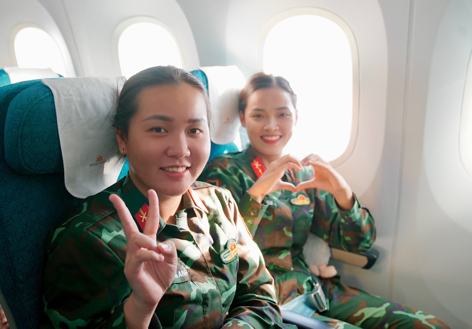 Chuyến bay đặc biệt đưa c&aacute;c nữ chiến sĩ trở về TP HCM sau khi ho&agrave;n th&agrave;nh nhiệm vụ A80- Ảnh 7.