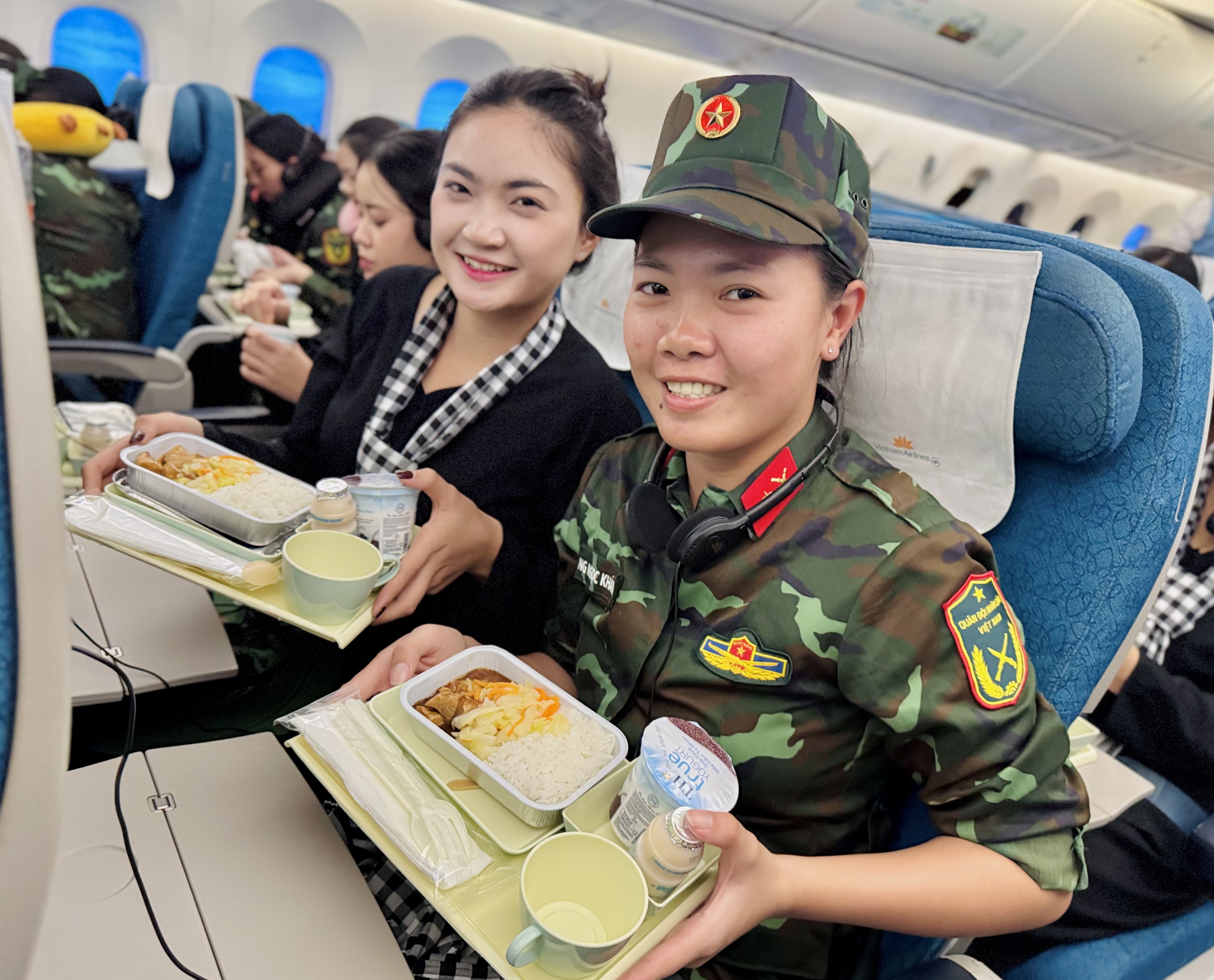 Chuyến bay đặc biệt đưa c&aacute;c nữ chiến sĩ trở về TP HCM sau khi ho&agrave;n th&agrave;nh nhiệm vụ A80- Ảnh 8.