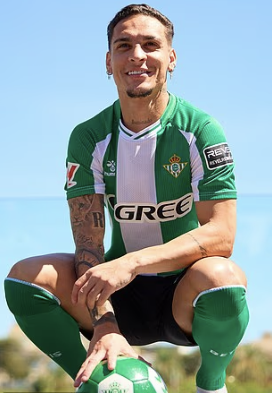 Antony bật kh&oacute;c ng&agrave;y trở lại Real Betis, kh&eacute;p lại &aacute;c mộng tại Man United - Ảnh 3.