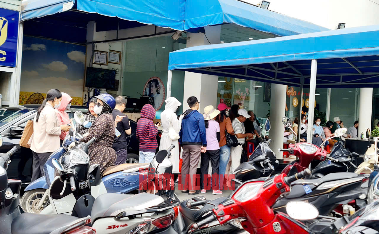 Kh&oacute; mua v&agrave;ng miếng SJC , kh&aacute;ch h&agrave;ng đổ x&ocirc; mua v&agrave;ng nhẫn tại TP HCM - Ảnh 2.