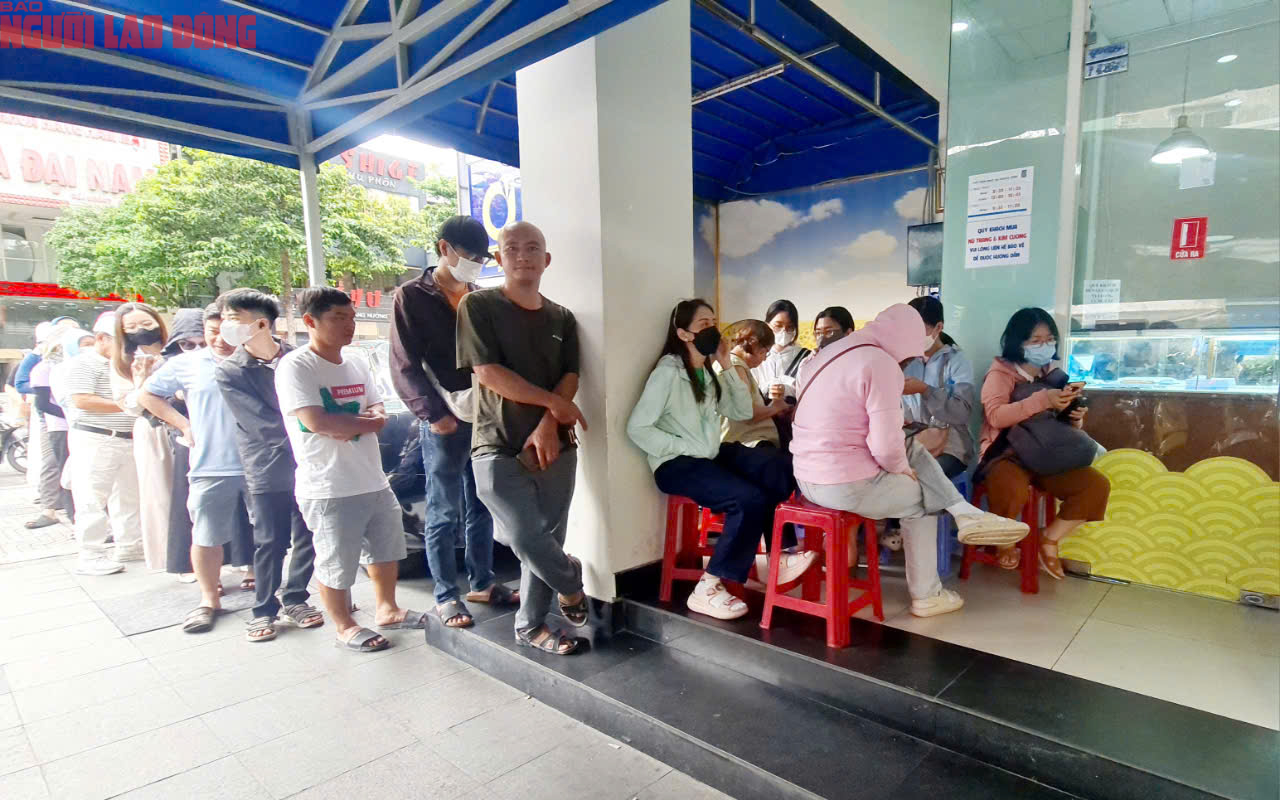 Kh&oacute; mua v&agrave;ng miếng SJC , kh&aacute;ch h&agrave;ng đổ x&ocirc; mua v&agrave;ng nhẫn tại TP HCM - Ảnh 3.