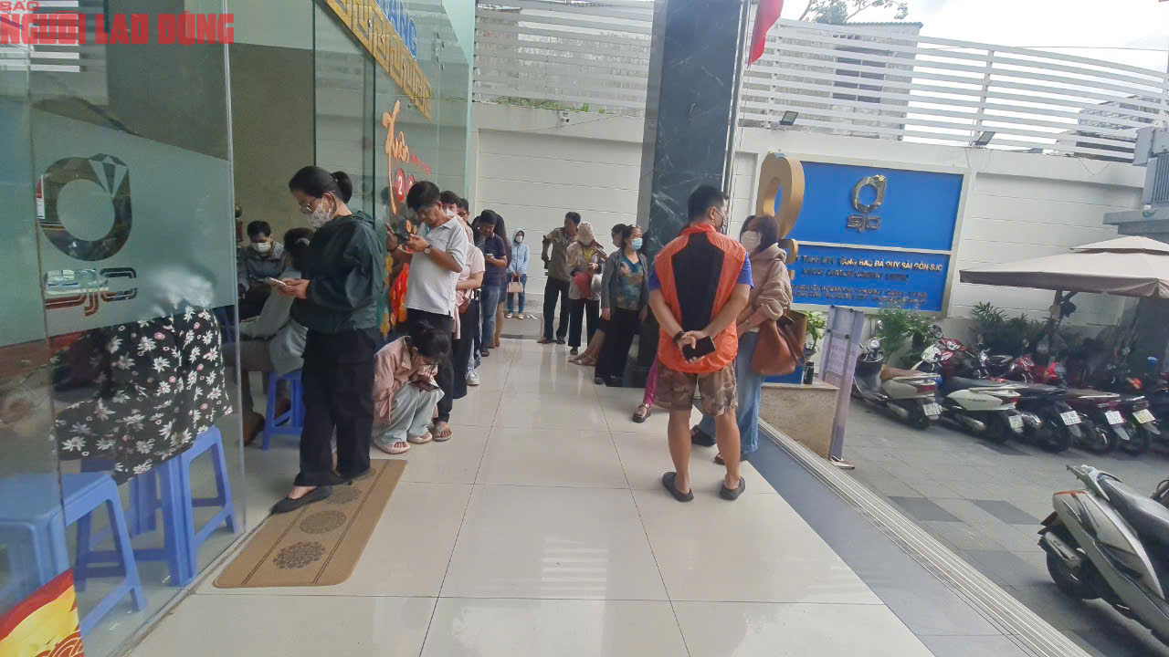 Kh&oacute; mua v&agrave;ng miếng SJC , kh&aacute;ch h&agrave;ng đổ x&ocirc; mua v&agrave;ng nhẫn tại TP HCM - Ảnh 4.