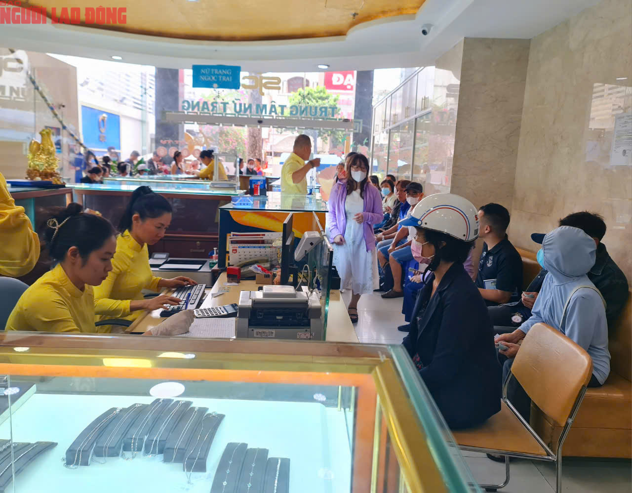 Kh&oacute; mua v&agrave;ng miếng SJC , kh&aacute;ch h&agrave;ng đổ x&ocirc; mua v&agrave;ng nhẫn tại TP HCM - Ảnh 5.
