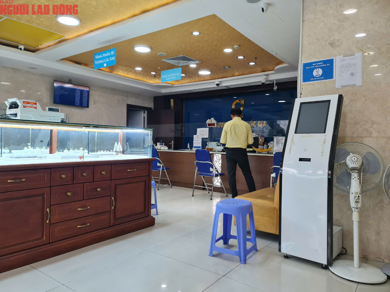 Kh&oacute; mua v&agrave;ng miếng SJC , kh&aacute;ch h&agrave;ng đổ x&ocirc; mua v&agrave;ng nhẫn tại TP HCM - Ảnh 6.