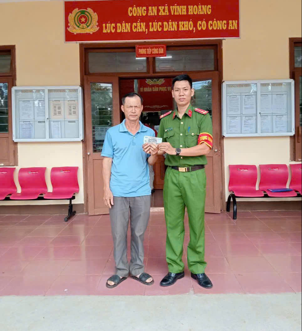 Tìm chủ nhân số tiền lớn chưa kịp lấy ở khe rút tiền cây ATM- Ảnh 1.