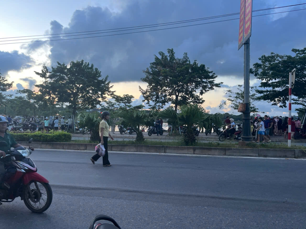 Xuống gầm cầu chơi, 2 bé gái chết đuối thương tâm- Ảnh 1.