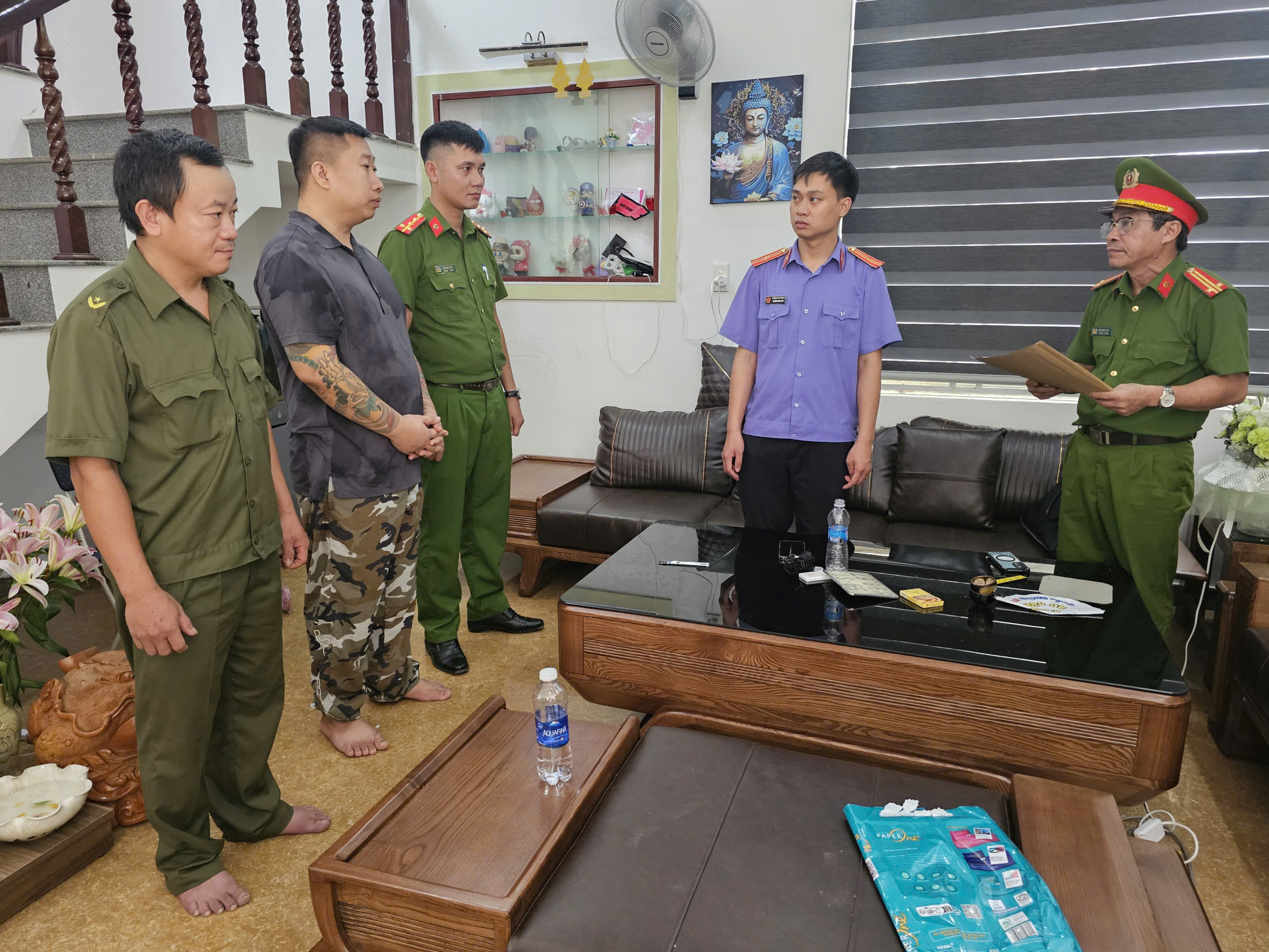 Ngỡ ng&agrave;ng số tiền thu lợi bất ch&iacute;nh của nh&oacute;m cho vay nặng l&atilde;i - Ảnh 1.