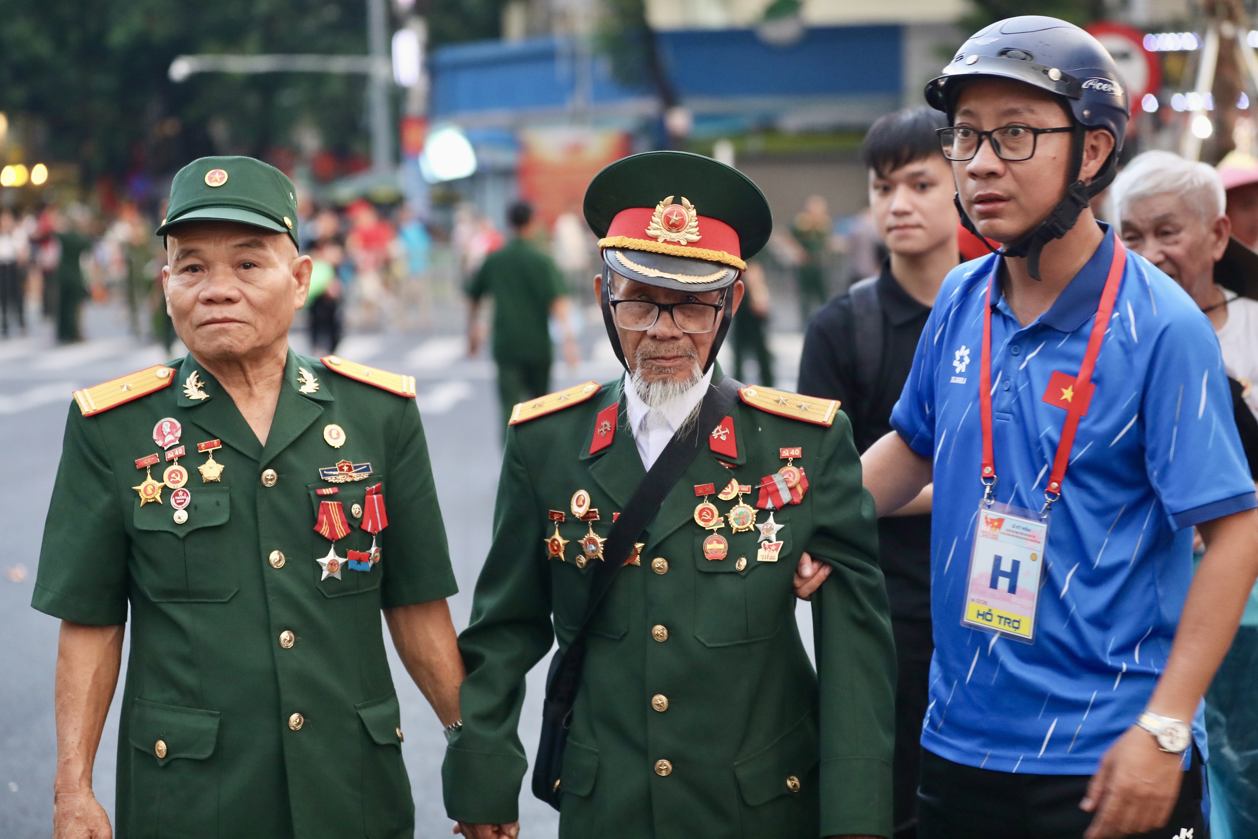 Những khối kh&ocirc;ng t&ecirc;n thầm lặng phục vụ A80 - Ảnh 9.
