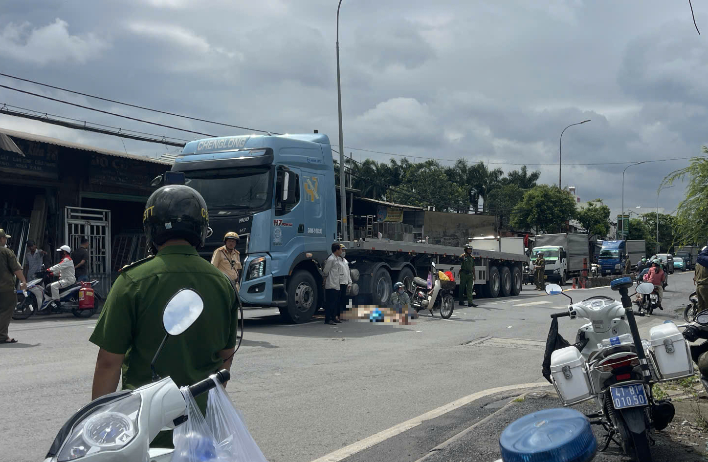 Tai nạn giao thông nghiêm trọng ở xã Đông Thạnh , TP HCM sáng nay khiến 1 người tử vong - Ảnh 1.