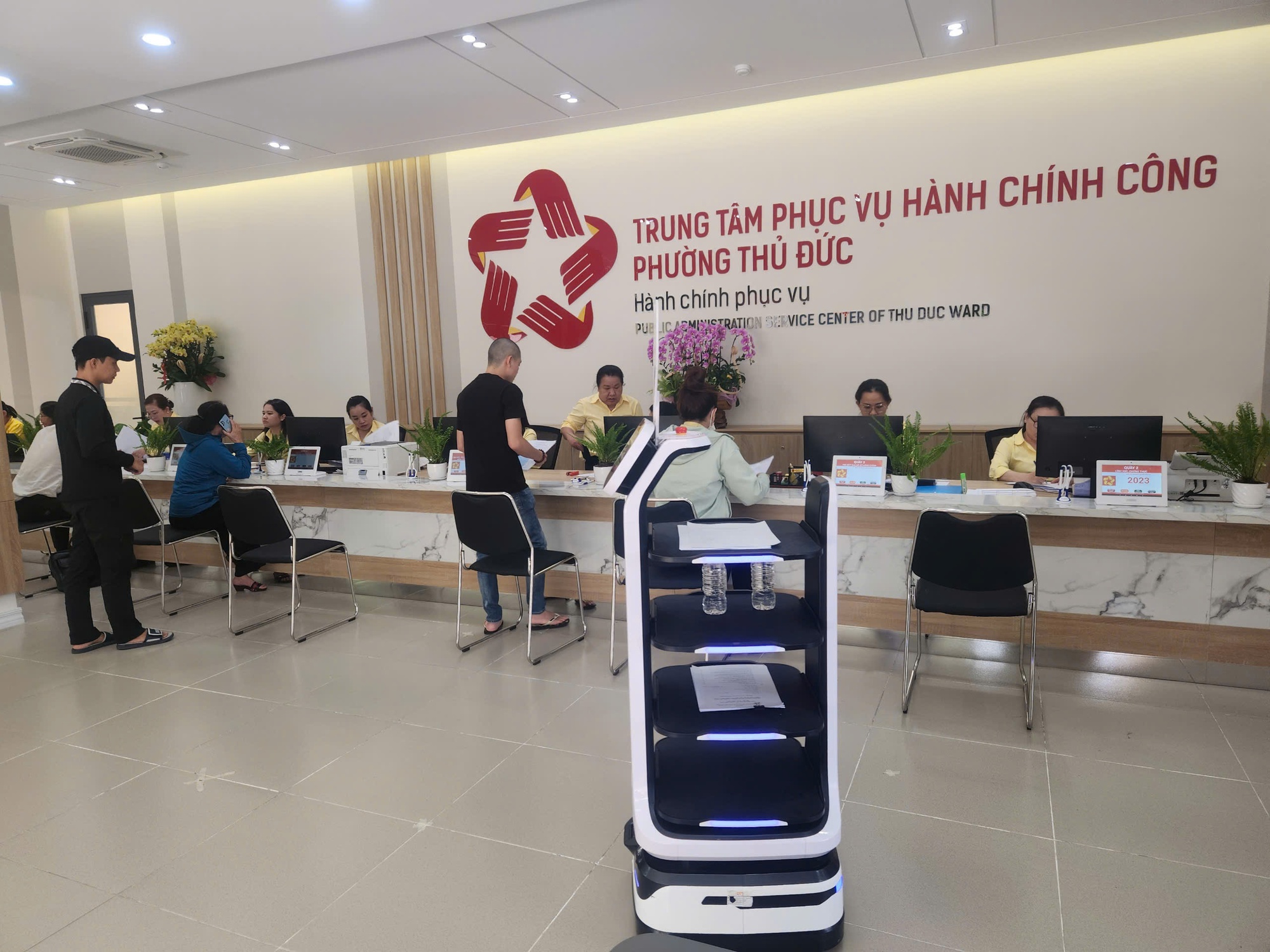 Vận h&agrave;nh ch&iacute;nh quyền địa phương 2 cấp tại TP HCM: Thủ tướng chỉ đạo th&aacute;o gỡ vướng mắc- Ảnh 1.
