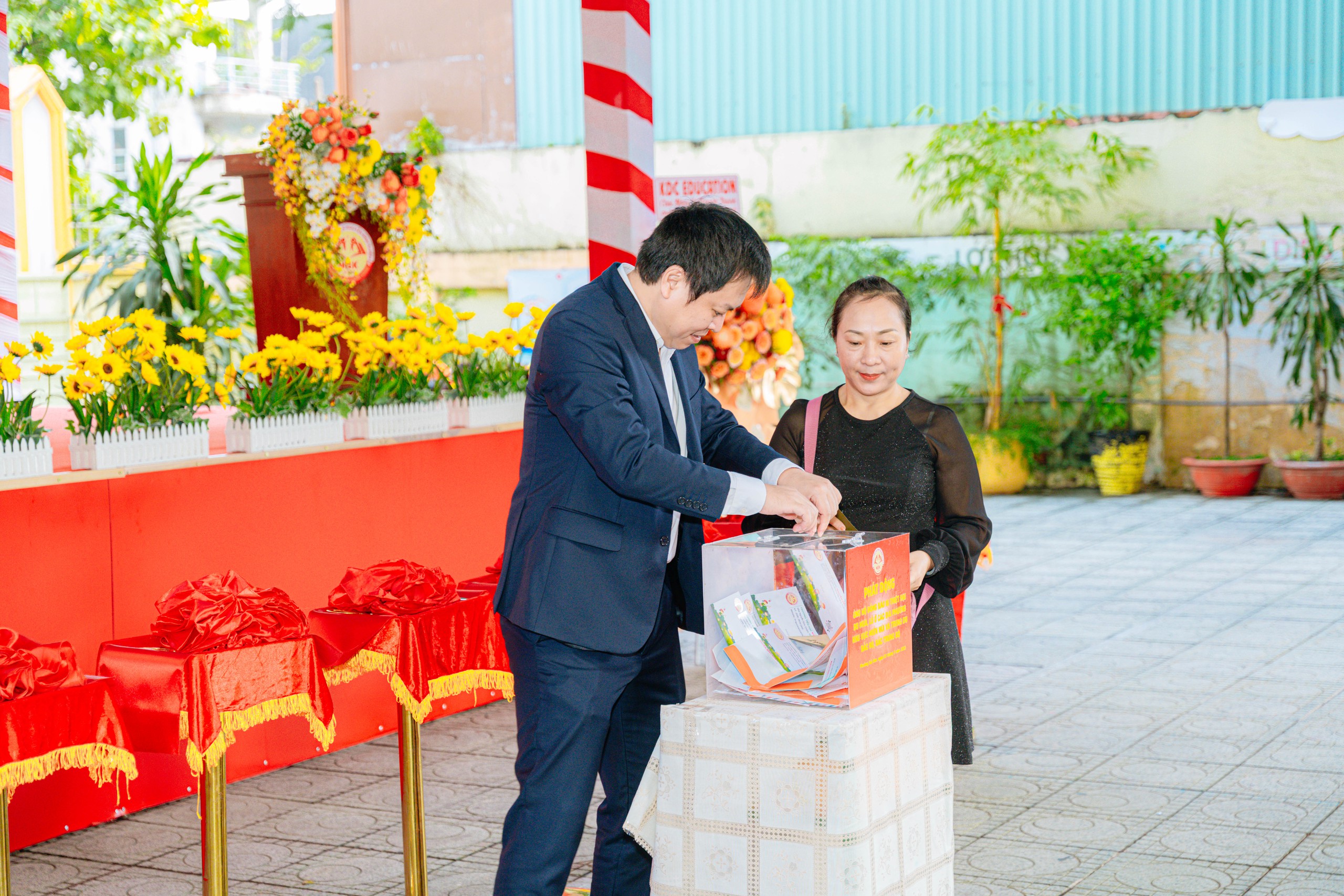 Ng&agrave;nh GD-ĐT TP HCM xin kh&ocirc;ng nhận hoa ch&uacute;c mừng ng&agrave;y khai giảng dưới mọi h&igrave;nh thức - Ảnh 1.