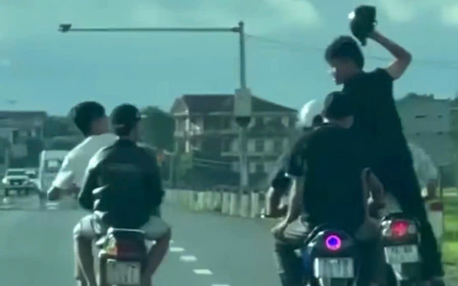 Nhóm thanh thiếu niên bị xử phạt sau clip 56 giây ghi lại hành động nguy hiểm