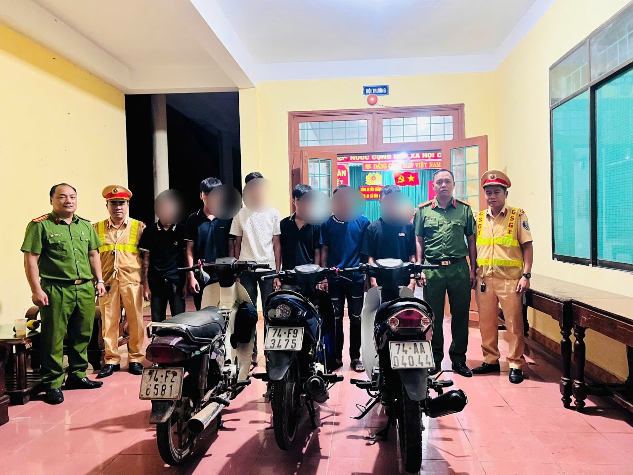 Nhóm thanh thiếu niên bị xử phạt sau clip 56 giây ghi lại hành động nguy hiểm - Ảnh 1.