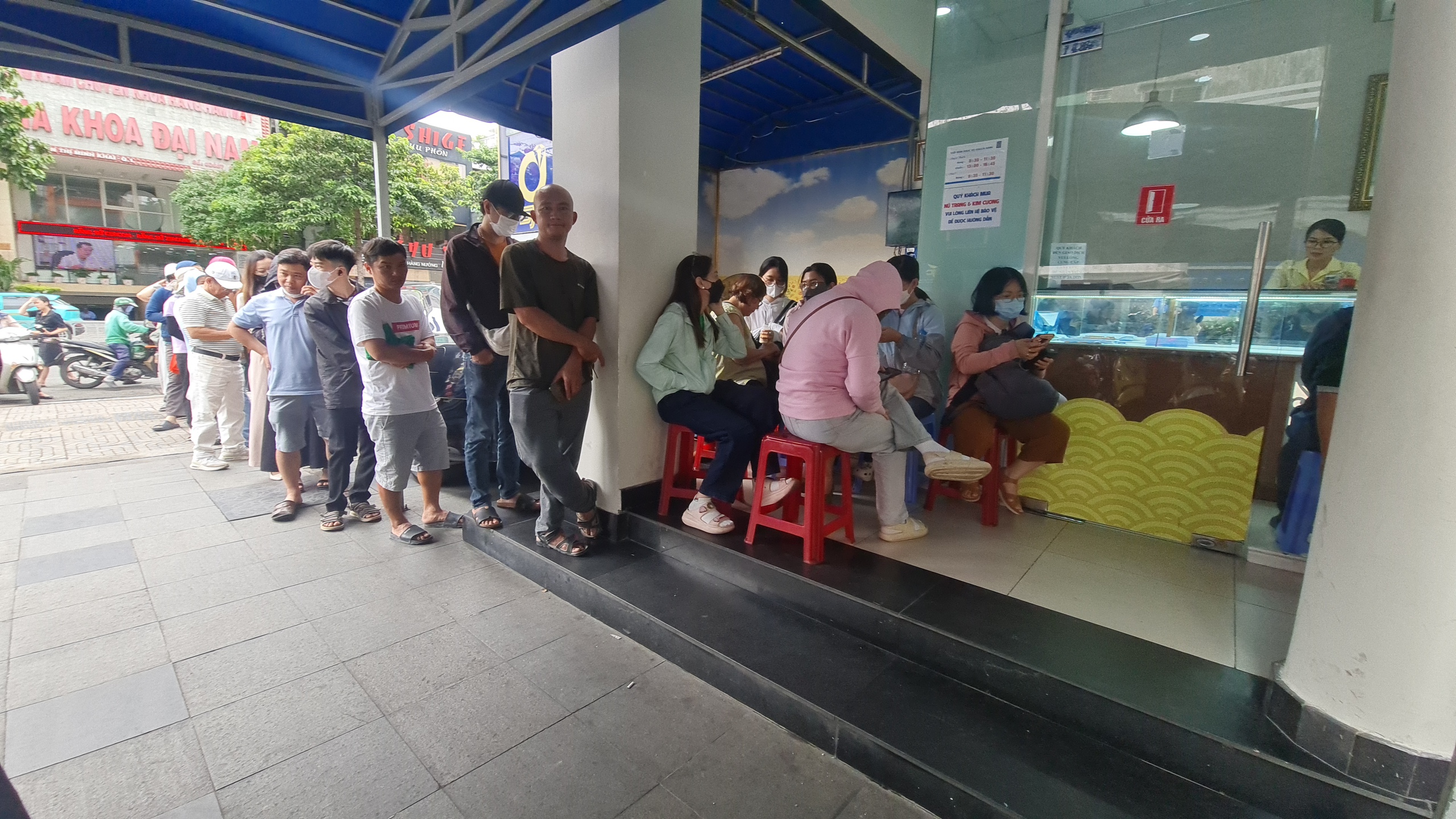 Gi&aacute; v&agrave;ng vượt 140 triệu đồng, chuy&ecirc;n gia cảnh b&aacute;o n&oacute;ng khi xếp h&agrave;ng mua v&agrave;o thời điểm n&agrave;y- Ảnh 2.
