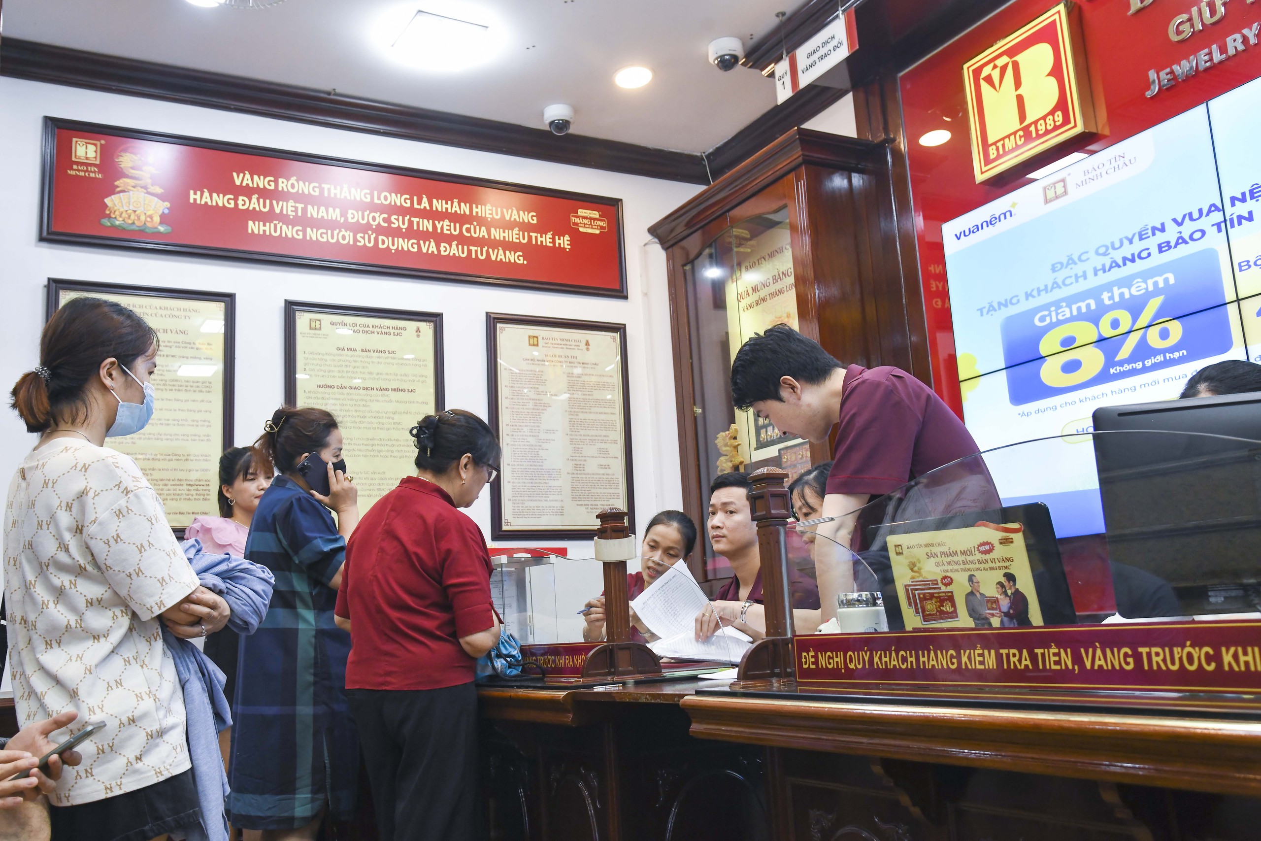 Tiệm vàng Hà Nội hết hàng vì giá vàng nhẫn tăng mạnh - Ảnh 1.
