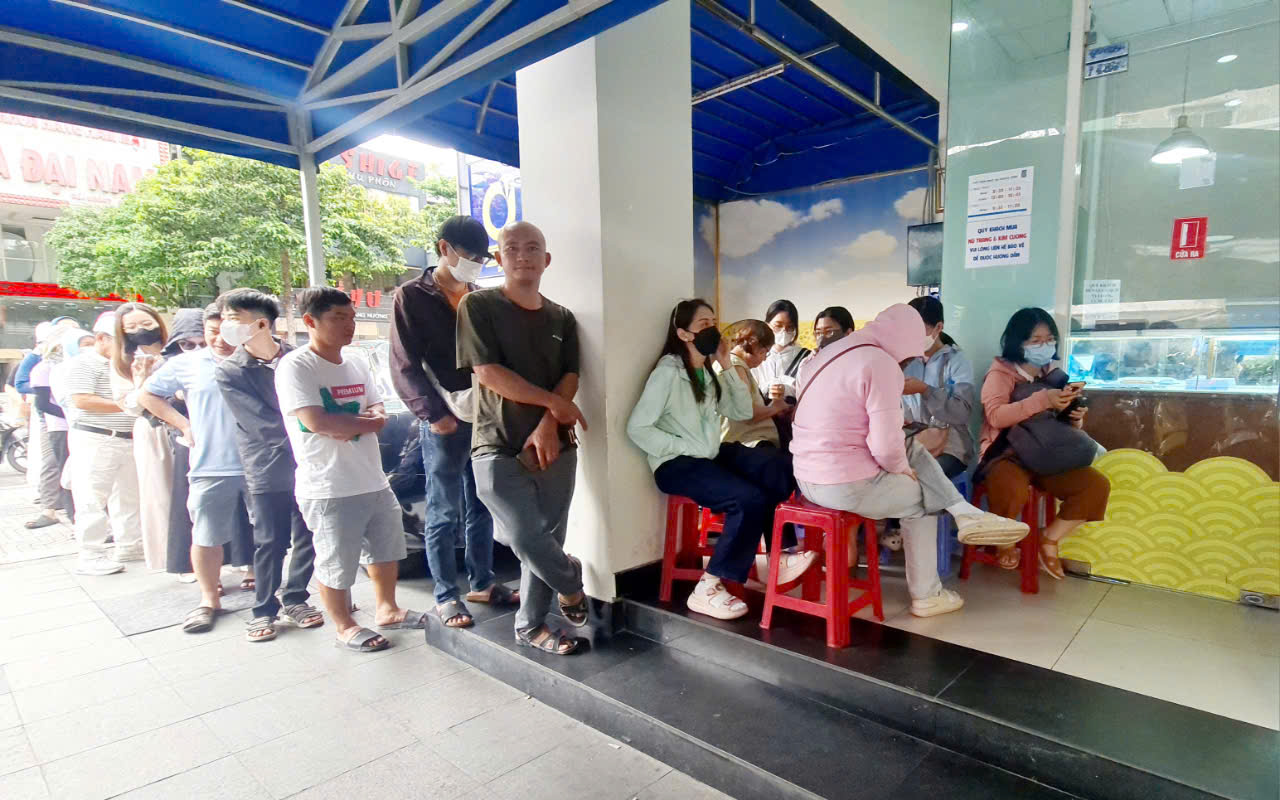 Khó mua vàng miếng SJC, nhiều người xếp hàng mua vàng nhẫn ở TP HCM