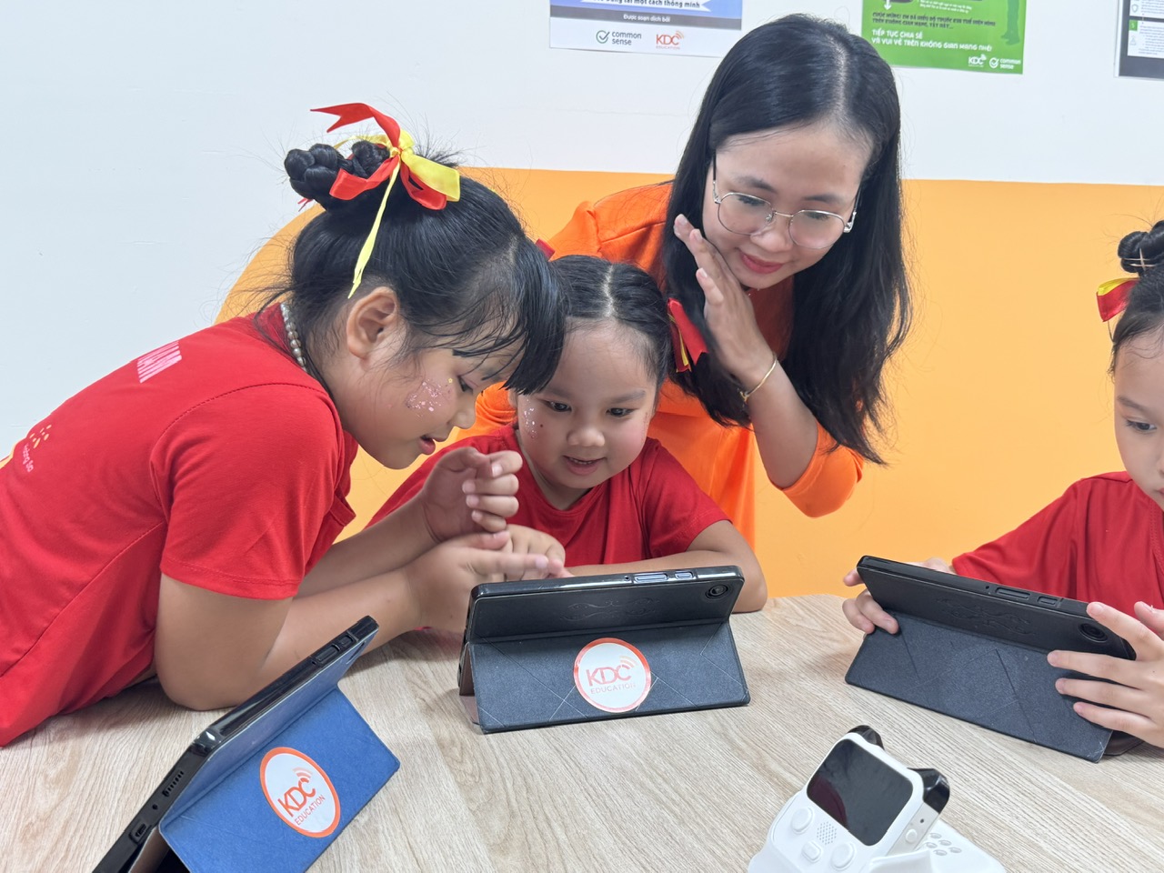 TPHCM chọn c&aacute;c trường chuy&ecirc;n, trường ti&ecirc;n tiến, trường học số để th&iacute; điểm dạy AI cho học sinh  - Ảnh 2.