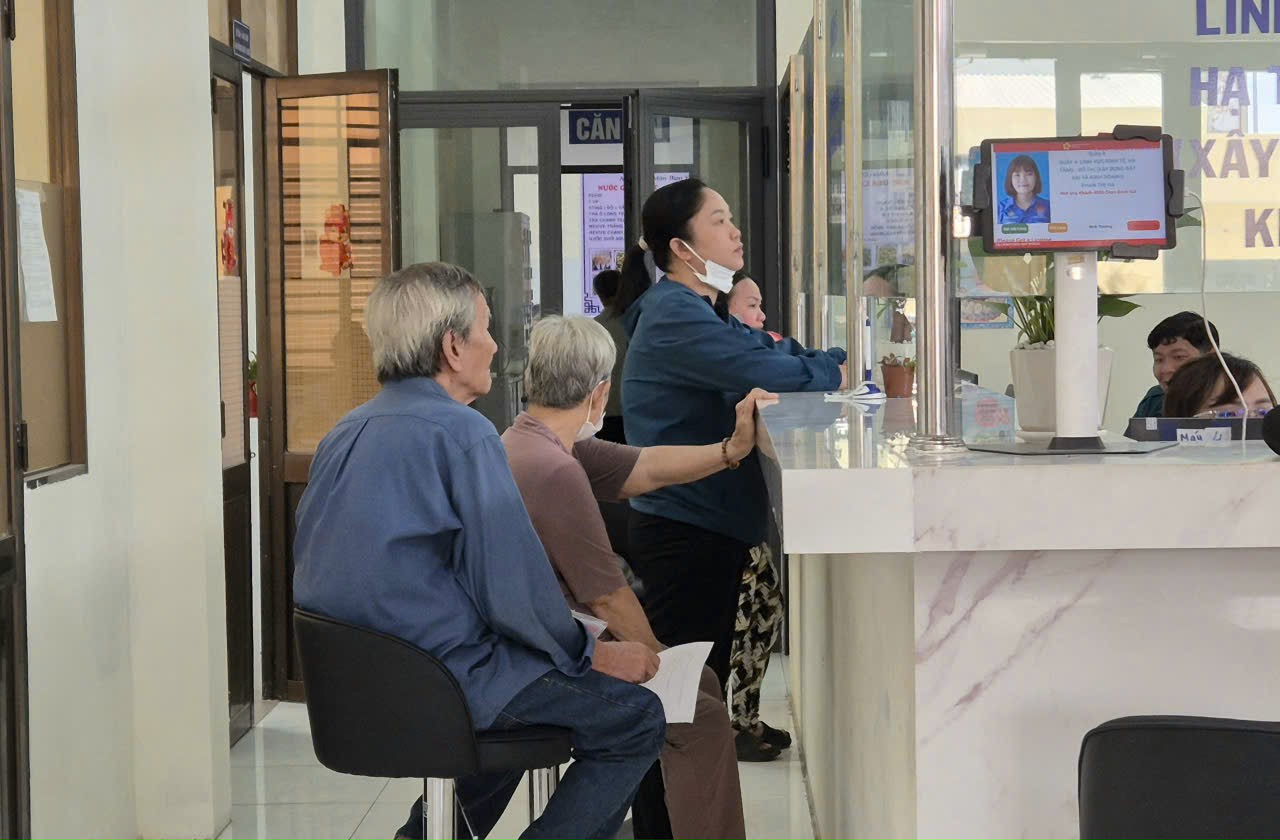 Người cao tuổi ở TP HCM đ&oacute;n nhận tin vui - Ảnh 1.