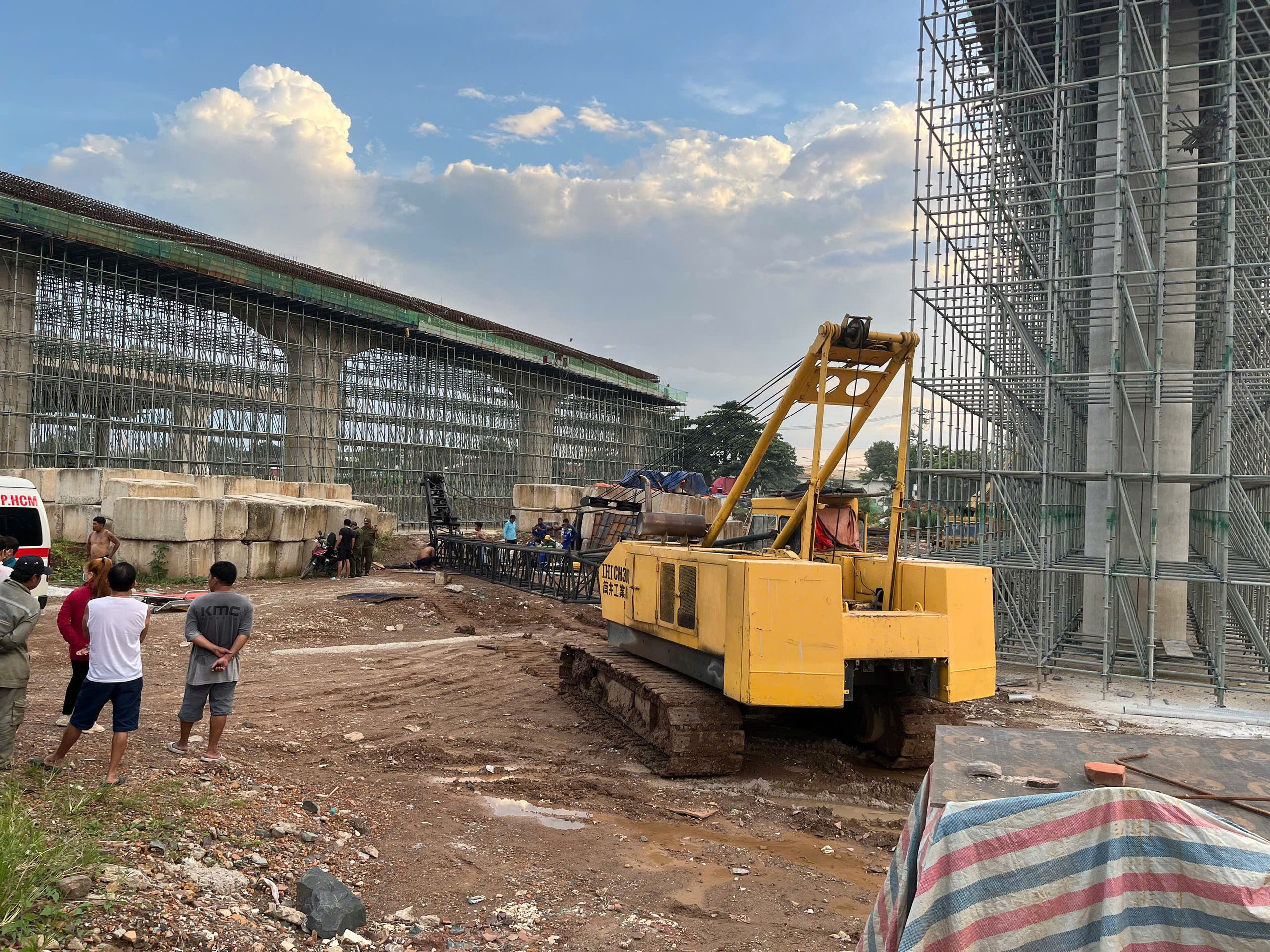 Sập cần cẩu ở phường Long B&igrave;nh khiến 1 người tử vong Trong l&uacute;c sửa chữa - Ảnh 2.