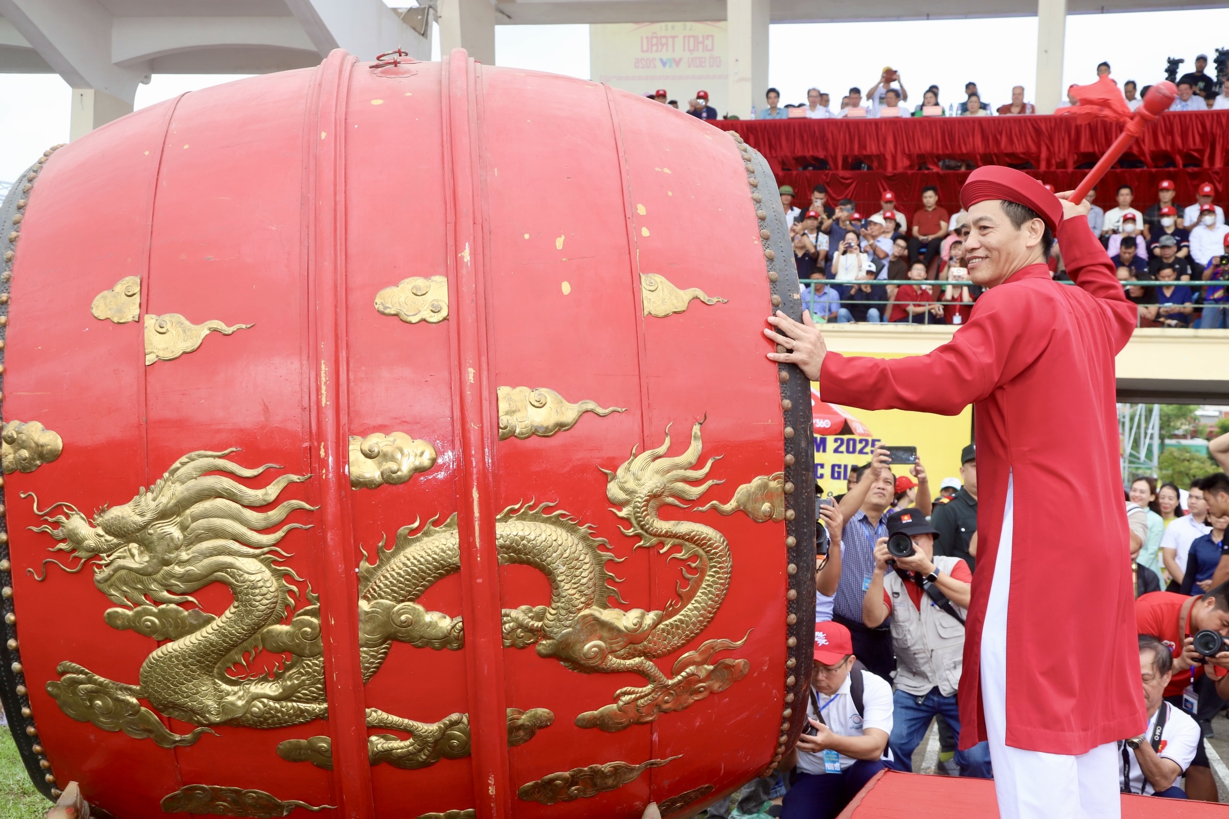 "Ông trâu" số 06 giành chức vô địch lễ hội chọi trâu truyền thống Đồ Sơn 2025- Ảnh 2.