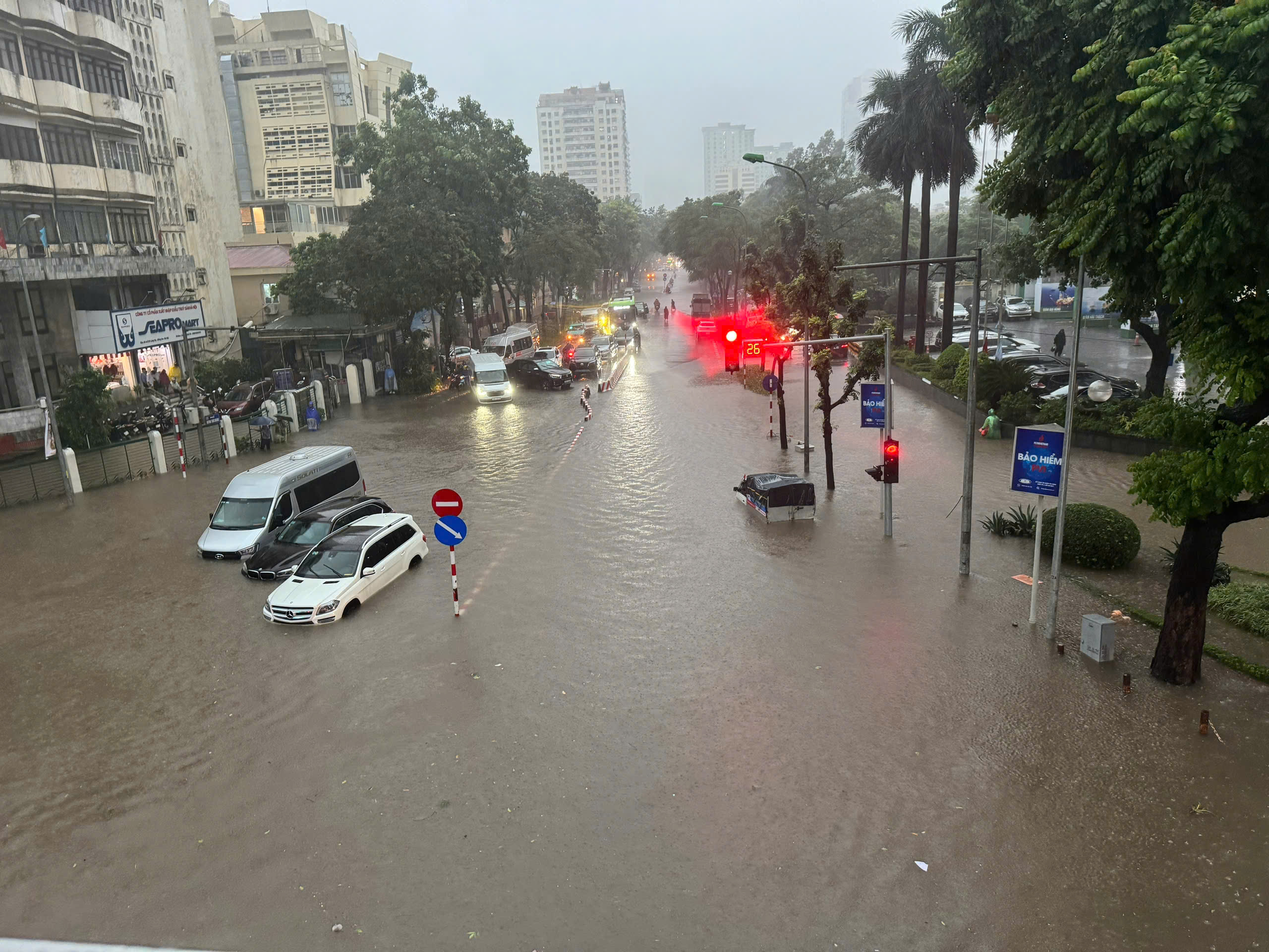 Ngập &uacute;ng H&agrave; Nội: D&acirc;n c&ocirc;ng sở phải đi bộ hoặc ở lại cơ quan v&igrave; mưa lớn - Ảnh 1.