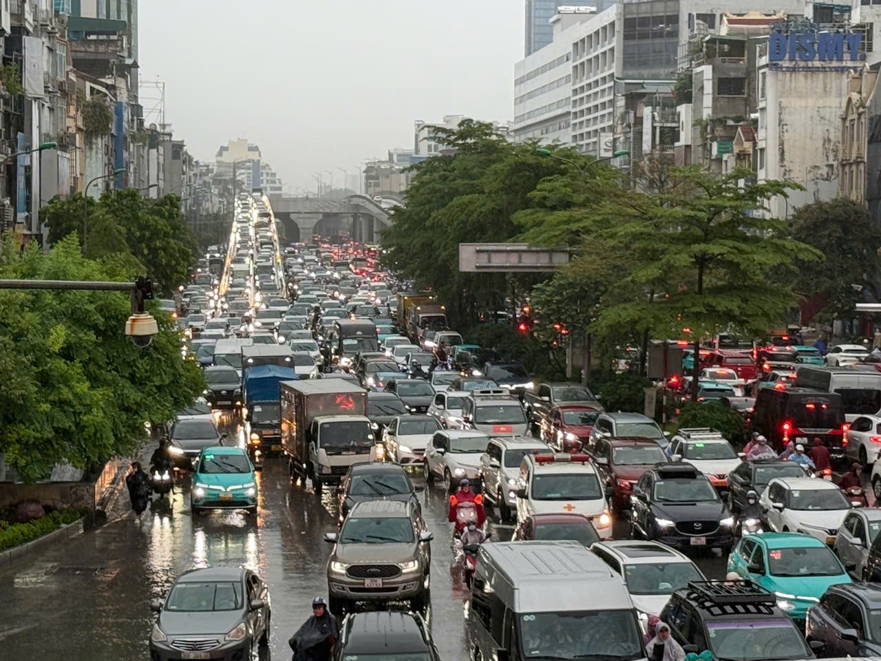 Nhiều ng&atilde; đường H&agrave; Nội biến th&agrave;nh s&ocirc;ng, xe qu&acirc;n đội hỗ trợ đưa học sinh về nh&agrave;  - Ảnh 5.