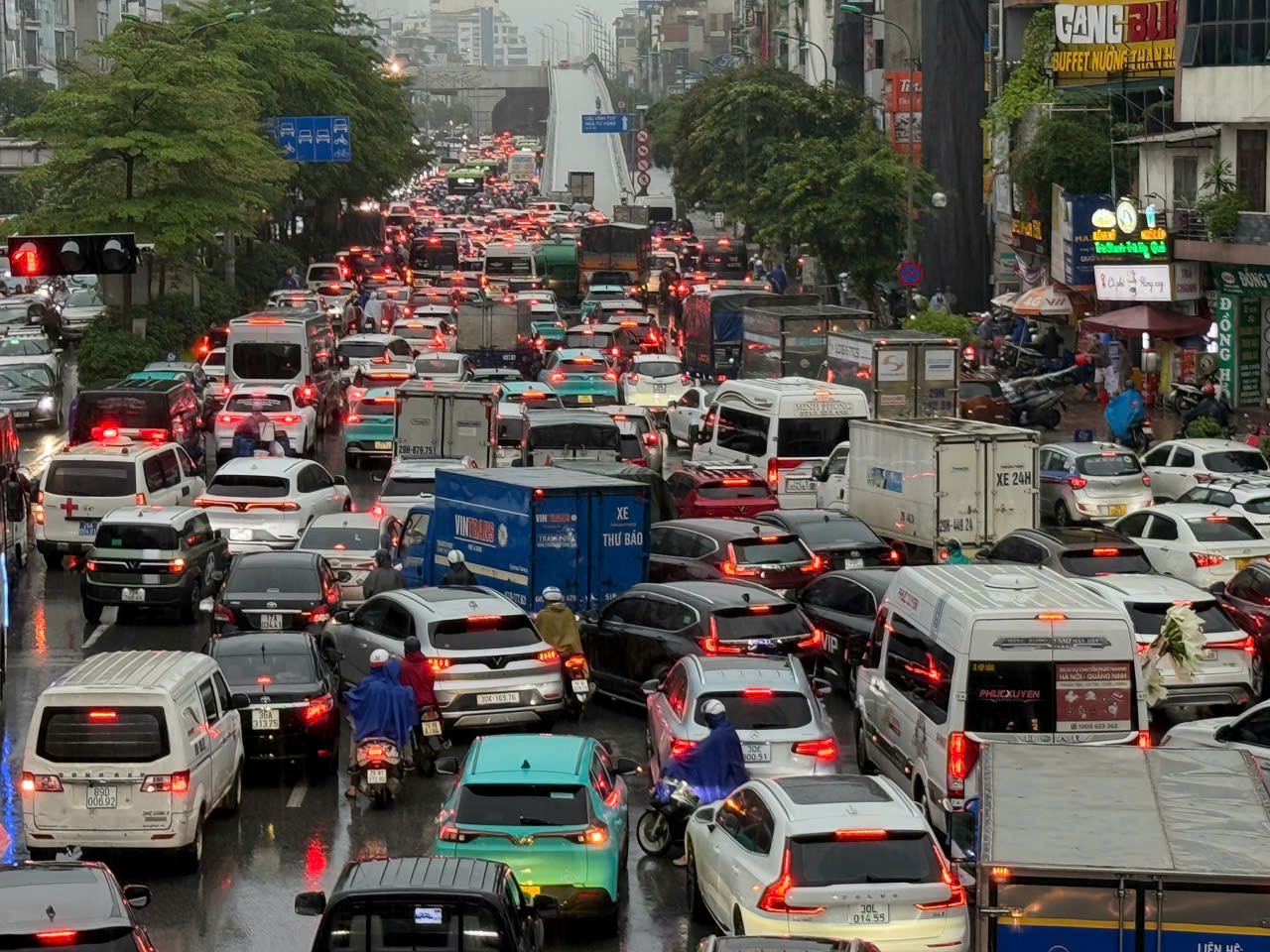 Nhiều ng&atilde; đường H&agrave; Nội biến th&agrave;nh s&ocirc;ng, xe qu&acirc;n đội hỗ trợ đưa học sinh về nh&agrave;  - Ảnh 4.