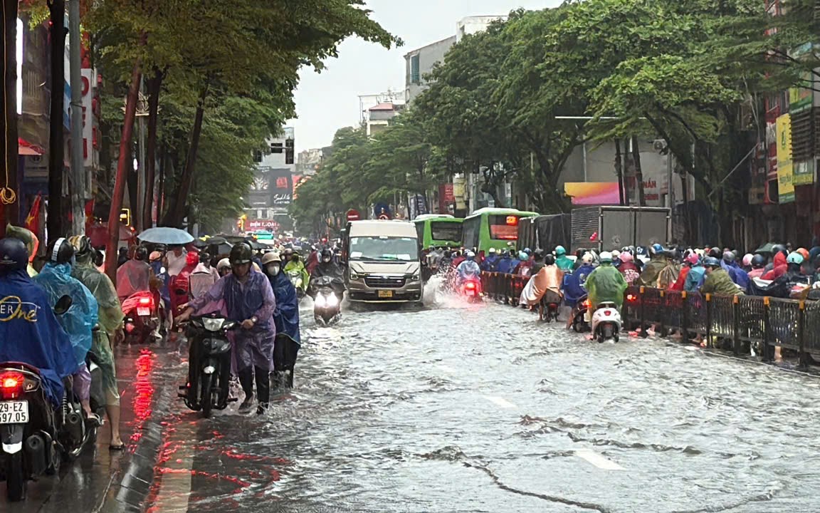 Mưa lớn kéo dài, Hà Nội ngập nặng nhiều nơi