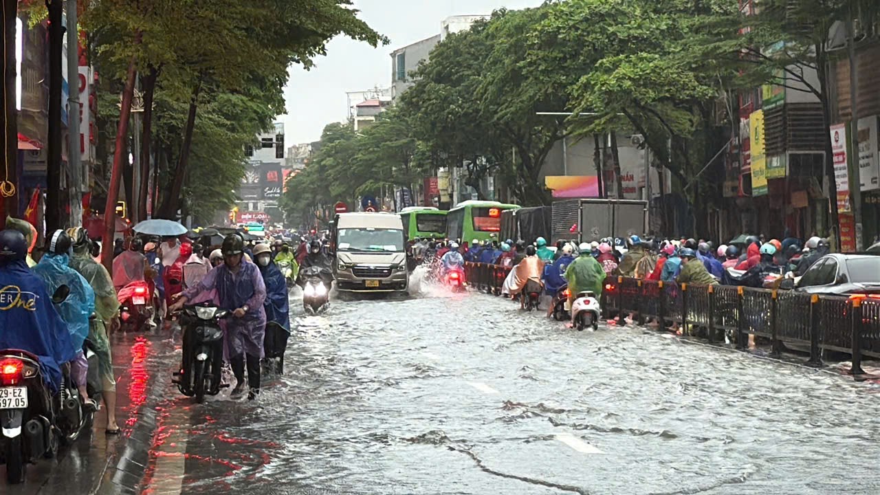 Nhiều ng&atilde; đường H&agrave; Nội biến th&agrave;nh s&ocirc;ng, xe qu&acirc;n đội hỗ trợ đưa học sinh về nh&agrave;  - Ảnh 6.