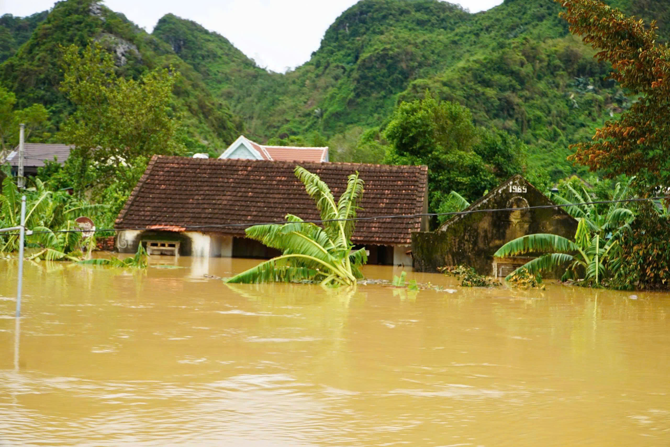 Sau bão, lại oằn mình trong lũ - Ảnh 1.