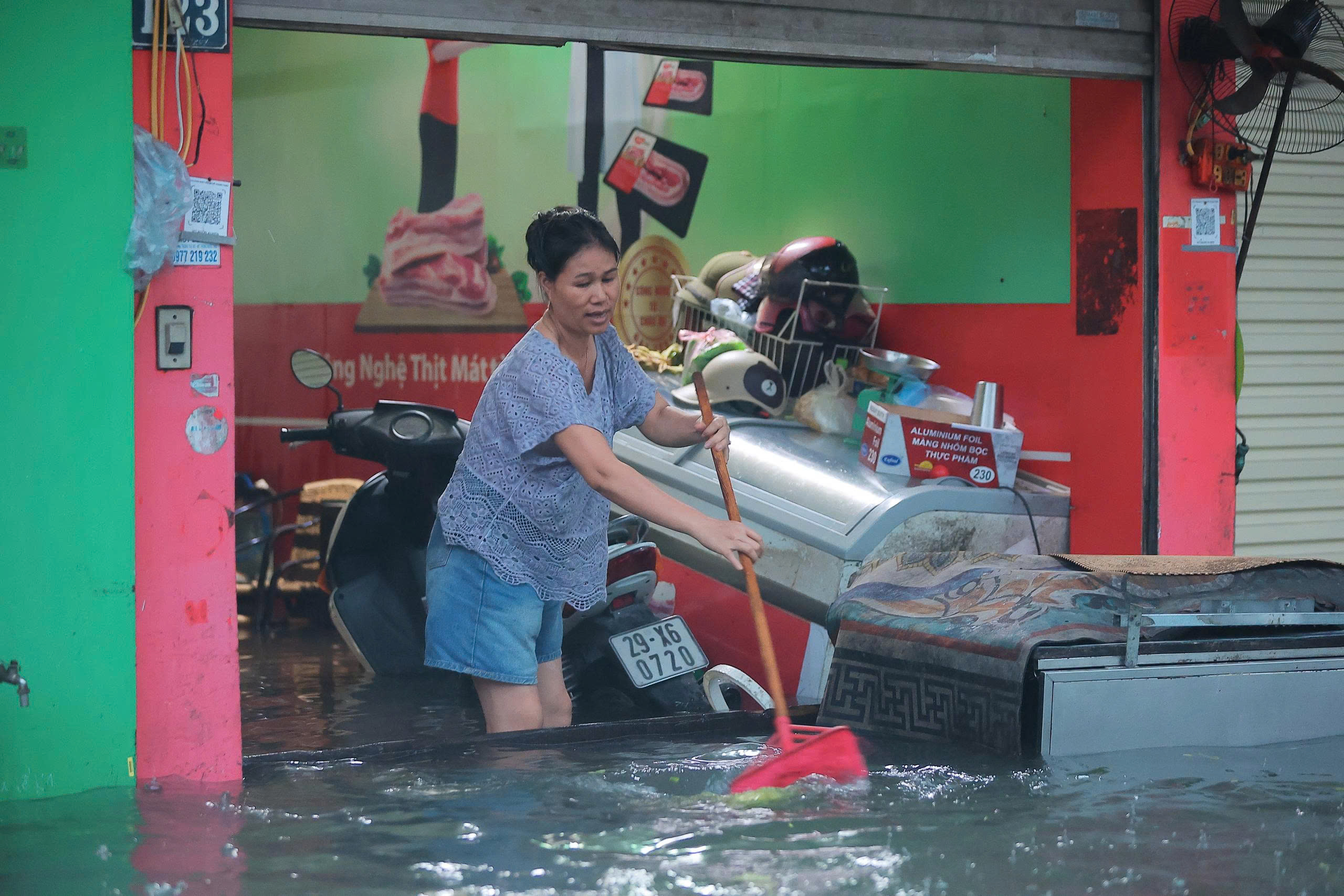 Ngập &uacute;ng H&agrave; Nội: D&acirc;n c&ocirc;ng sở phải đi bộ hoặc ở lại cơ quan v&igrave; mưa lớn - Ảnh 3.