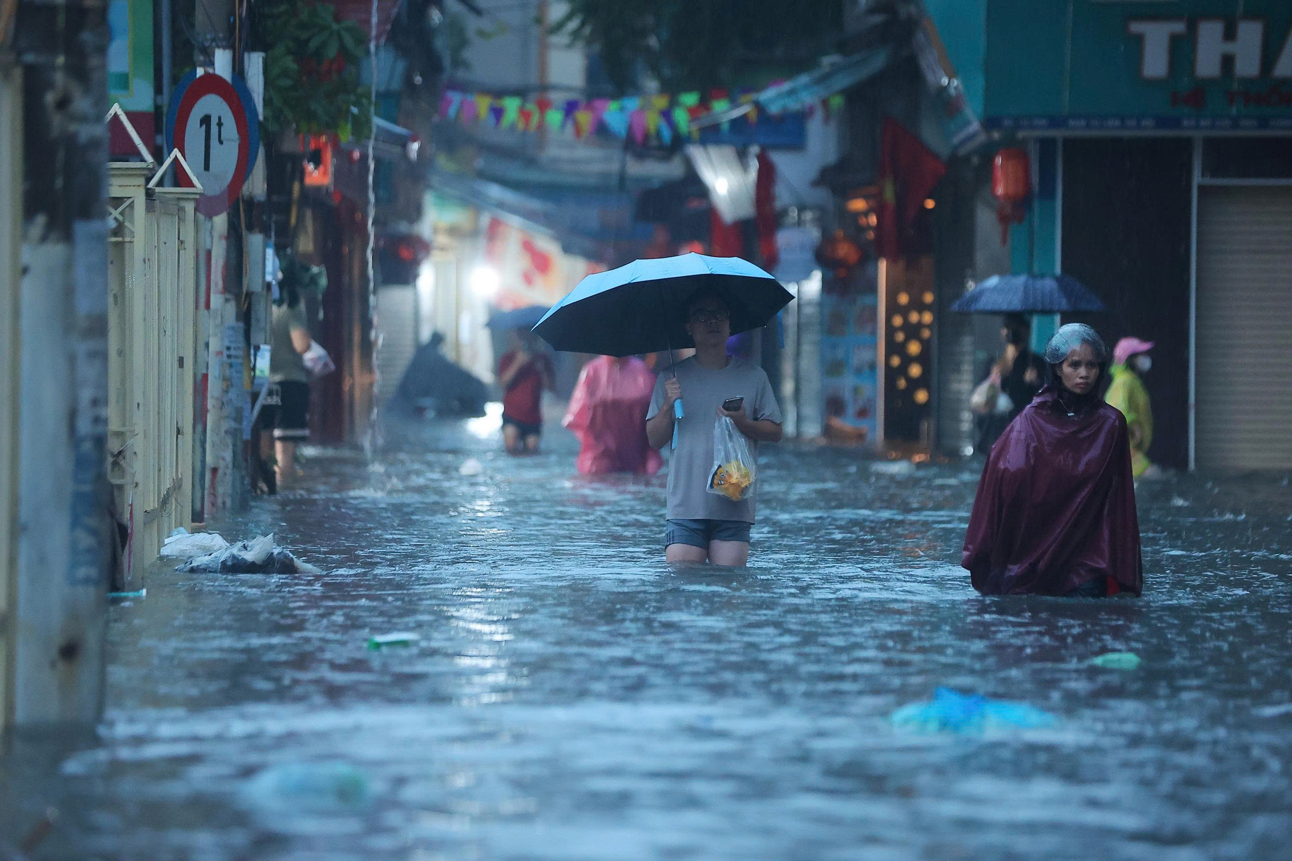 Ngập &uacute;ng H&agrave; Nội: D&acirc;n c&ocirc;ng sở phải đi bộ hoặc ở lại cơ quan v&igrave; mưa lớn - Ảnh 2.