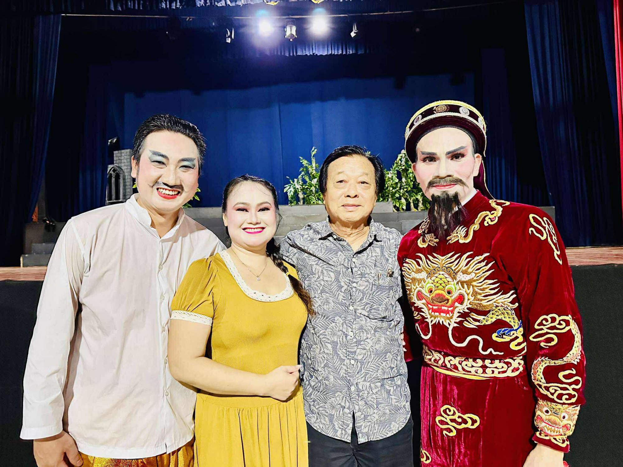 NSND Trần Ngọc Gi&agrave;u chăm ch&uacute;t, d&igrave;u dắt đội ngũ đạo diễn trẻ của s&acirc;n khấu H&aacute;t Bội TP HCM - Ảnh 1.